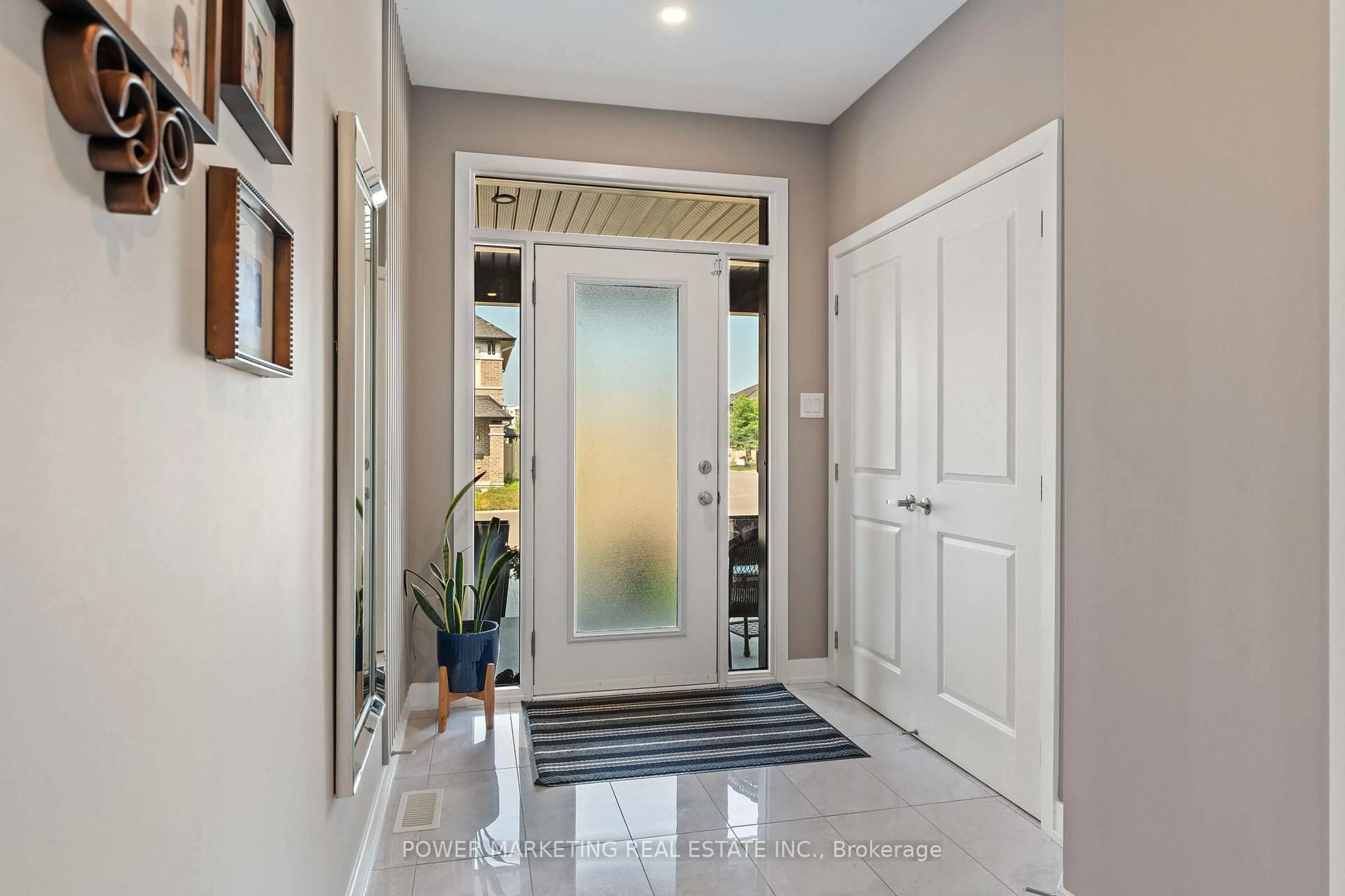 Indoor entryway for 74 Finsbury Ave, Ottawa Ontario K2S 2N8