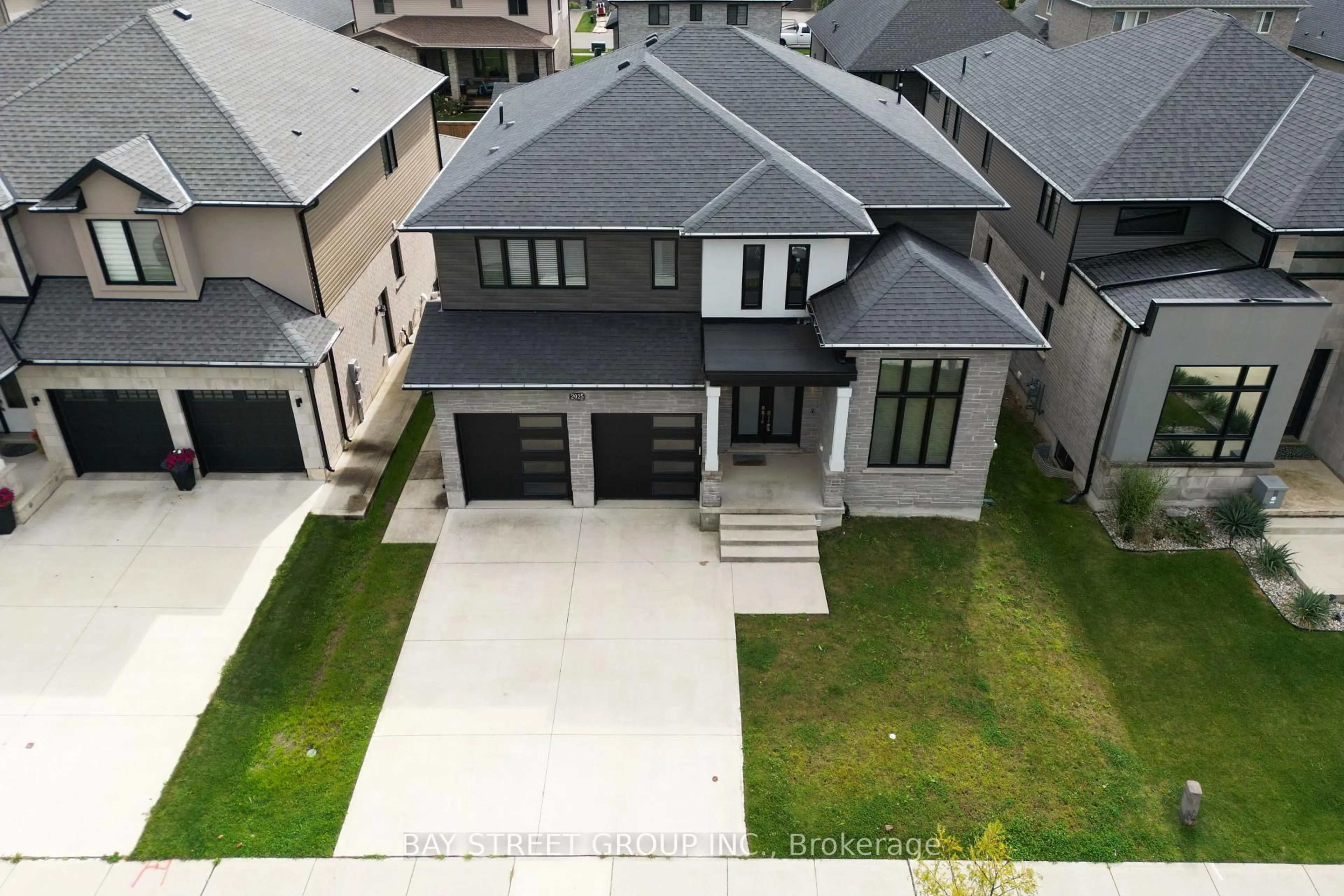 A pic from outside/outdoor area/front of a property/back of a property/a pic from drone, street for 2025 BAKERVILLA St, London South Ontario N6P 0E9