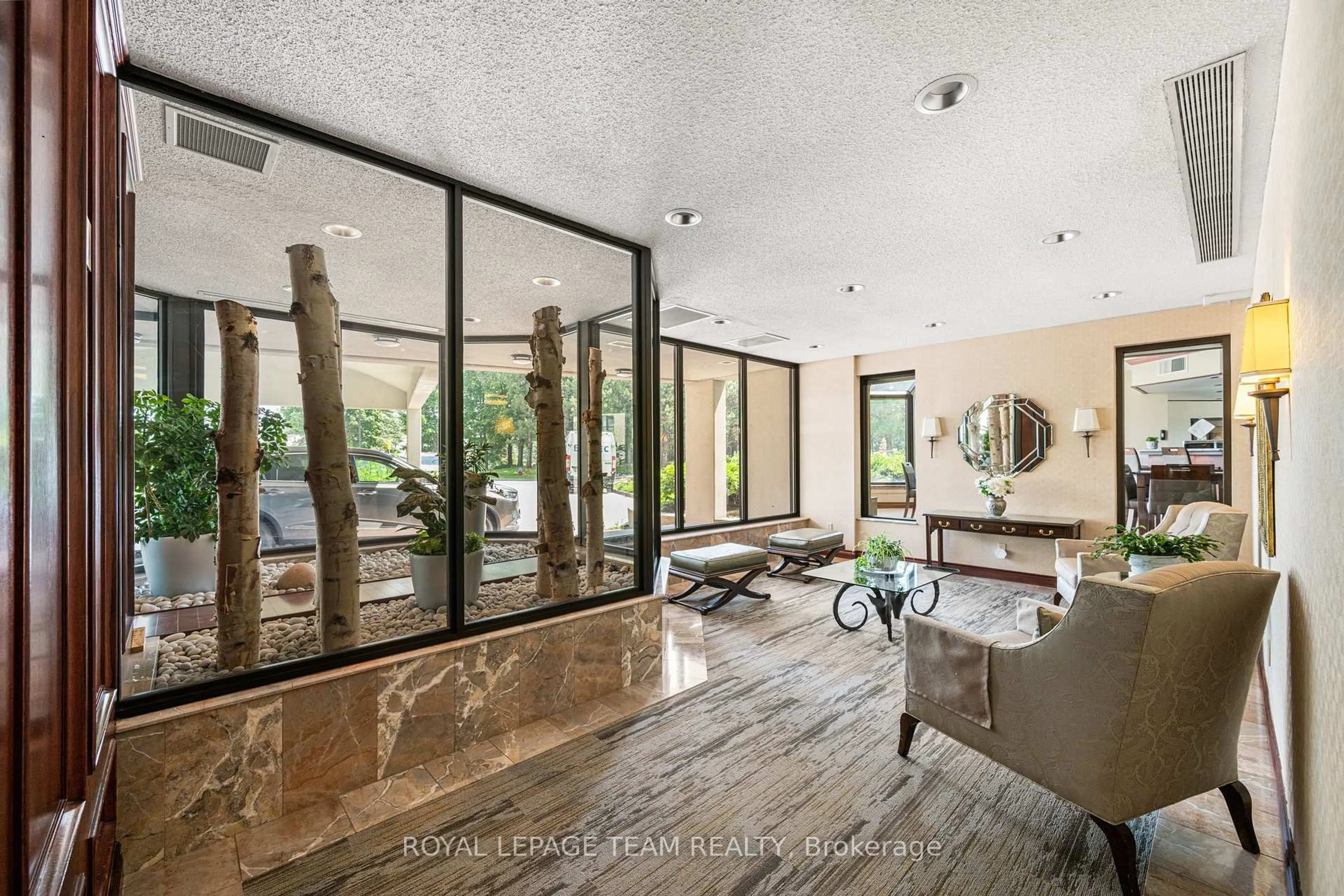 Indoor foyer for 1510 Riverside Dr #401, Ottawa Ontario K1G 4X5
