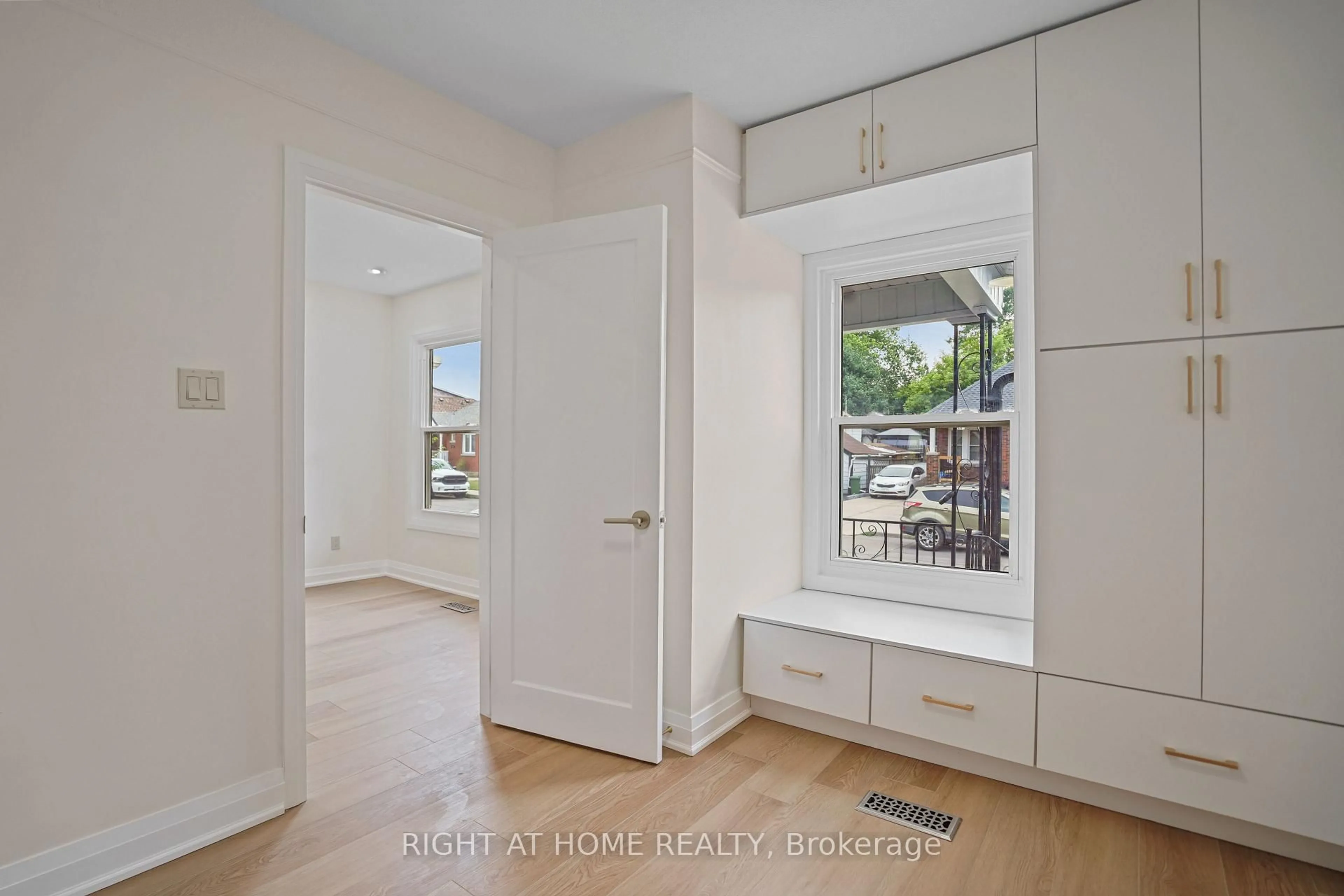 A pic of a room for 133 Barons Ave, Hamilton Ontario L8H 5A6