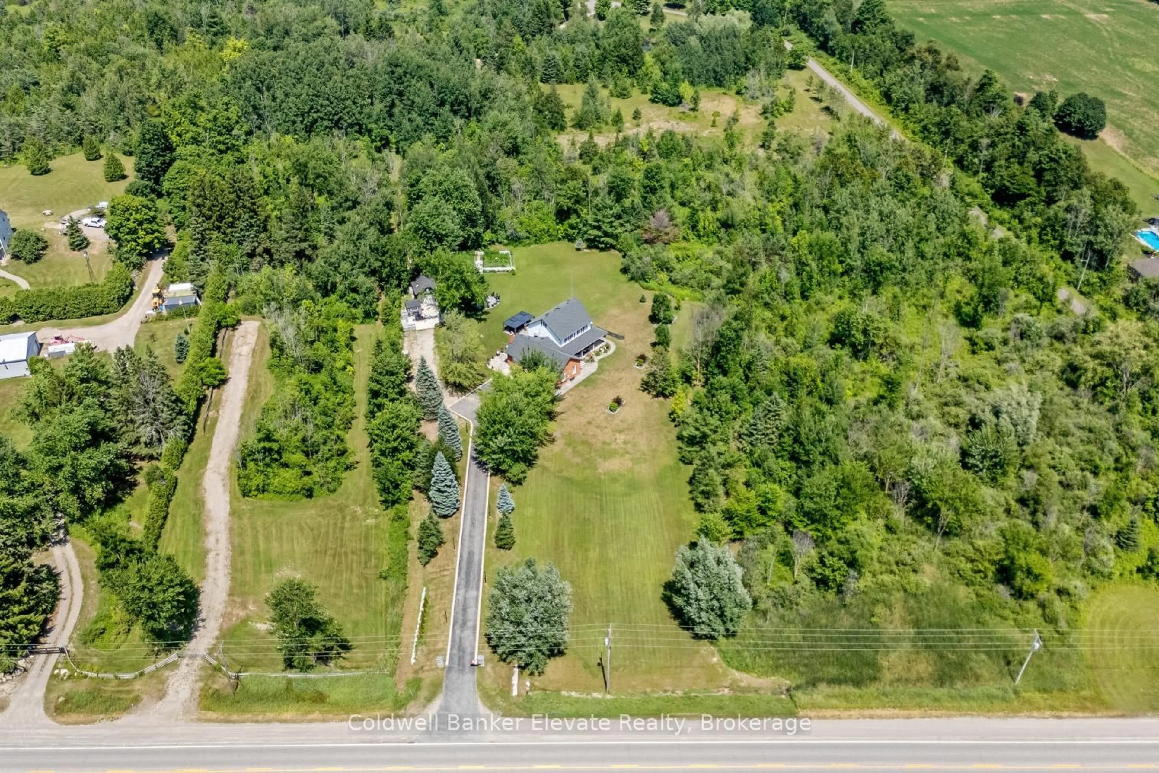 A pic from outside/outdoor area/front of a property/back of a property/a pic from drone, unknown for 5029 Trafalgar Rd, Erin Ontario L7G 4S4