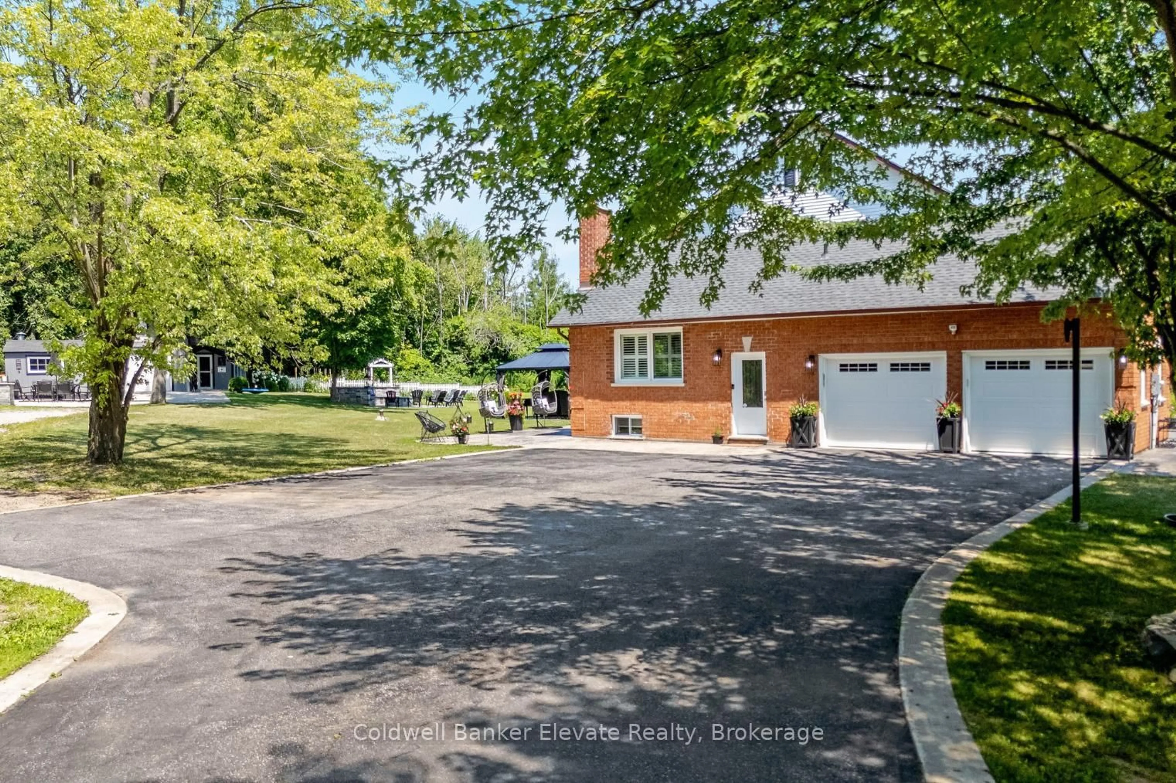 A pic from outside/outdoor area/front of a property/back of a property/a pic from drone, street for 5029 Trafalgar Rd, Erin Ontario L7G 4S4