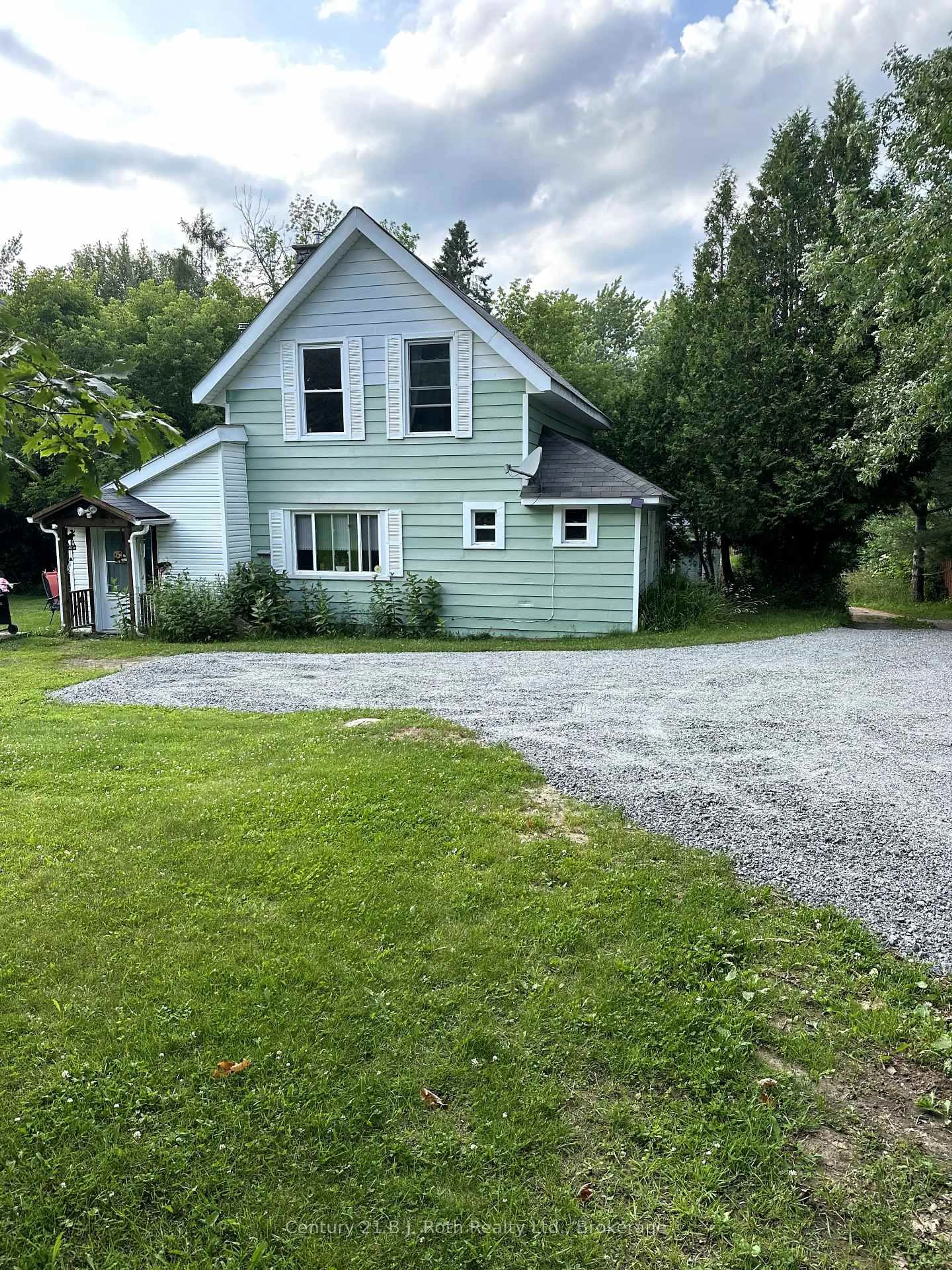 A pic from outside/outdoor area/front of a property/back of a property/a pic from drone, street for 4 STOCKING Lane, Huntsville Ontario P1H 1V4