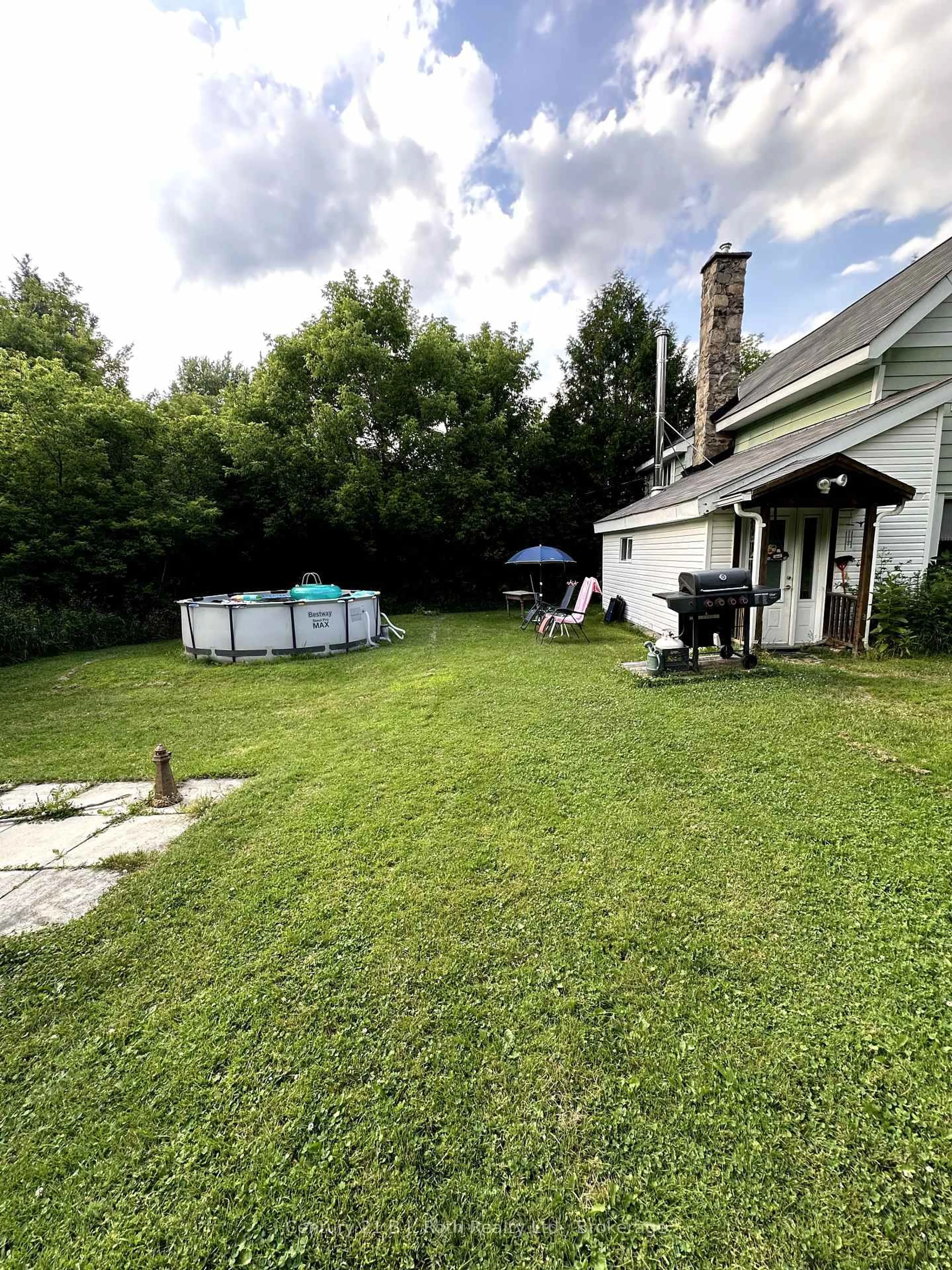 A pic from outside/outdoor area/front of a property/back of a property/a pic from drone, unknown for 4 STOCKING Lane, Huntsville Ontario P1H 1V4