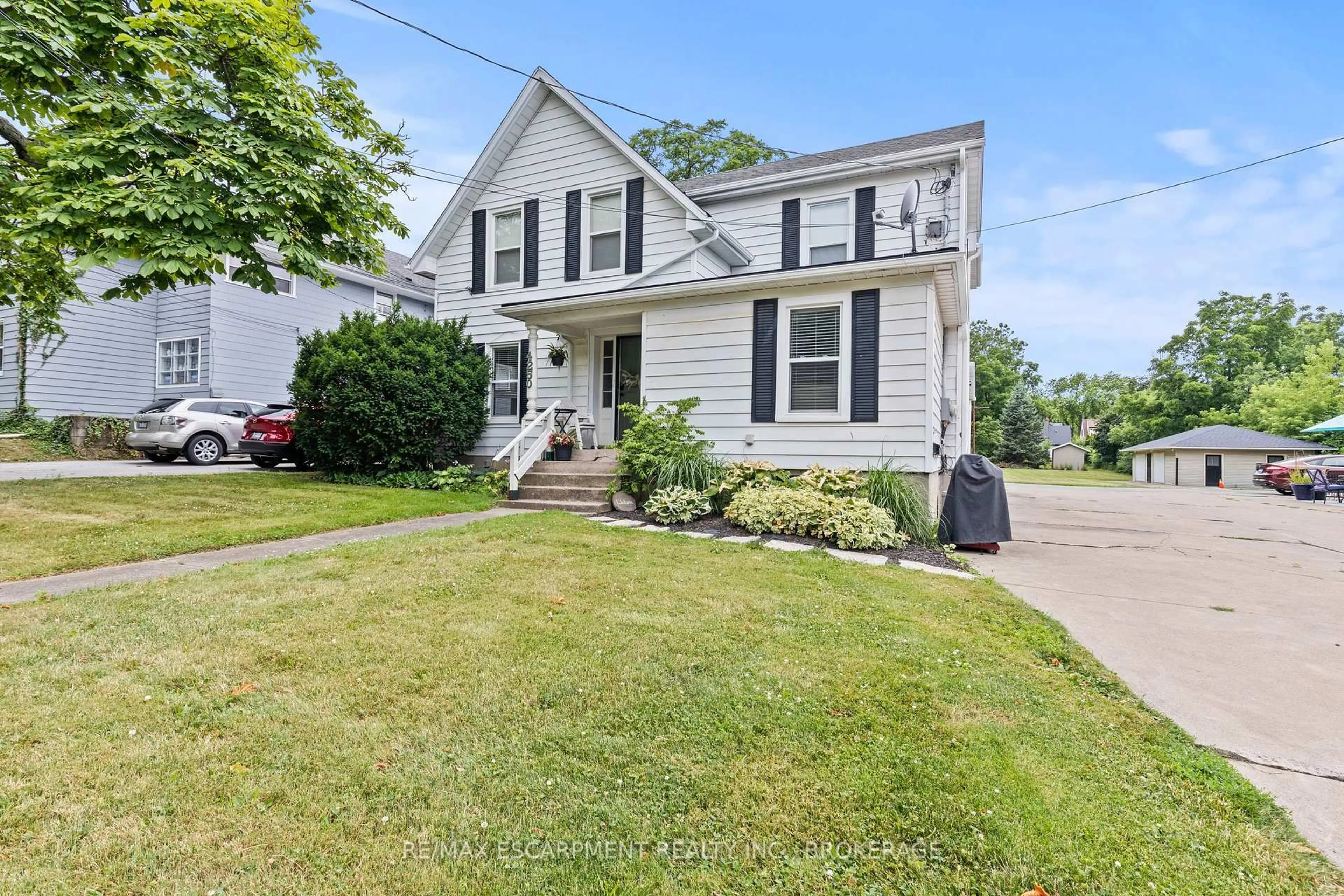 Home with vinyl exterior material, street for 4250 William St, Lincoln Ontario L0R 1B7