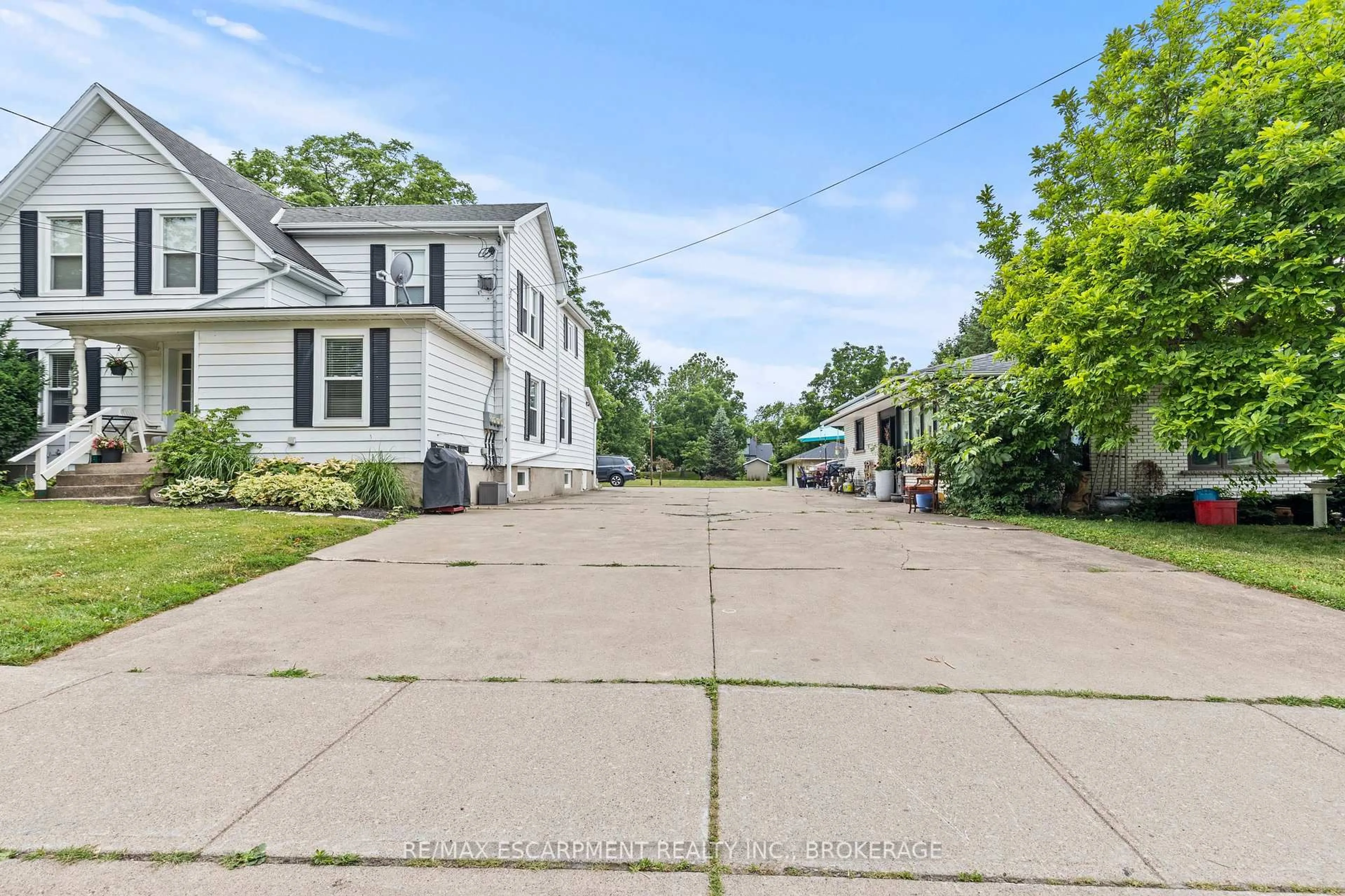 A pic from outside/outdoor area/front of a property/back of a property/a pic from drone, street for 4250 William St, Lincoln Ontario L0R 1B7