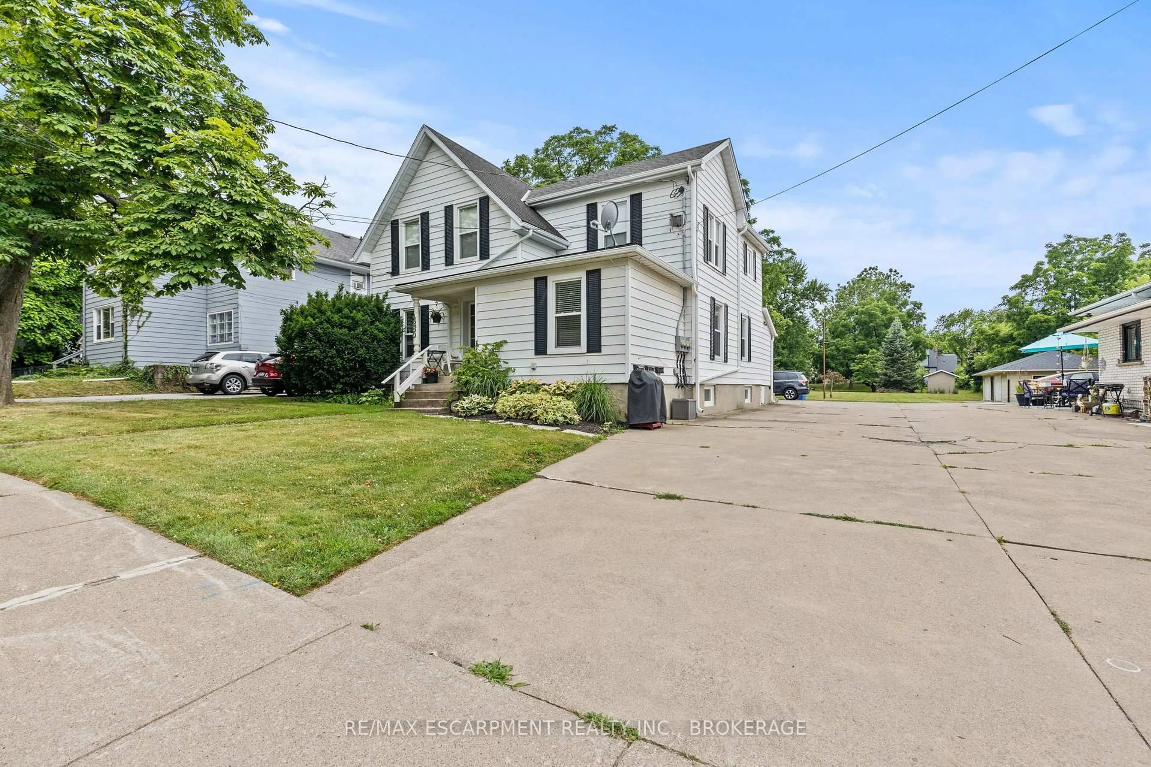A pic from outside/outdoor area/front of a property/back of a property/a pic from drone, street for 4250 William St, Lincoln Ontario L0R 1B7