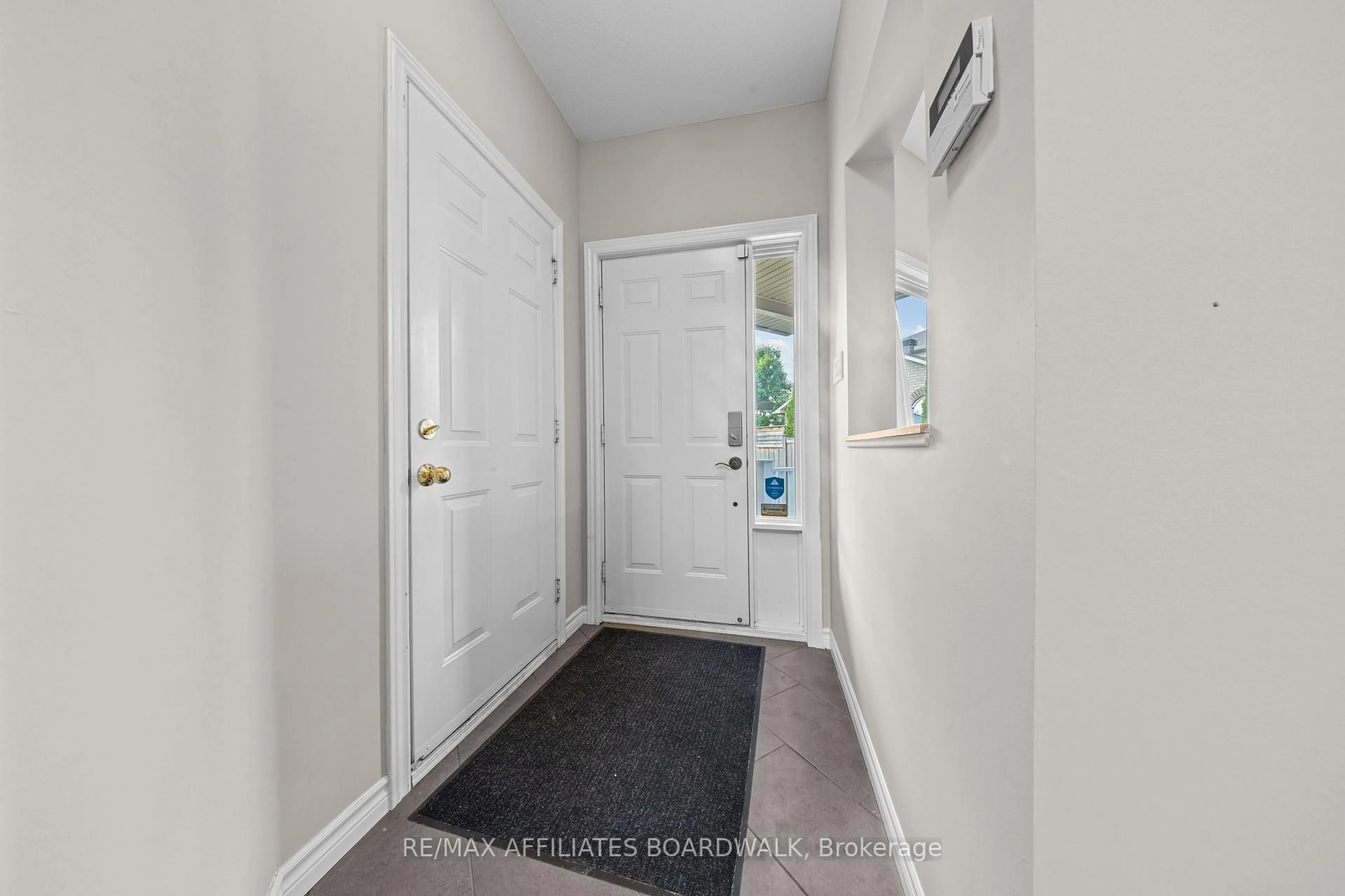 Indoor entryway for 1056 Rocky Harbour Cres, Ottawa Ontario K1V 1V3