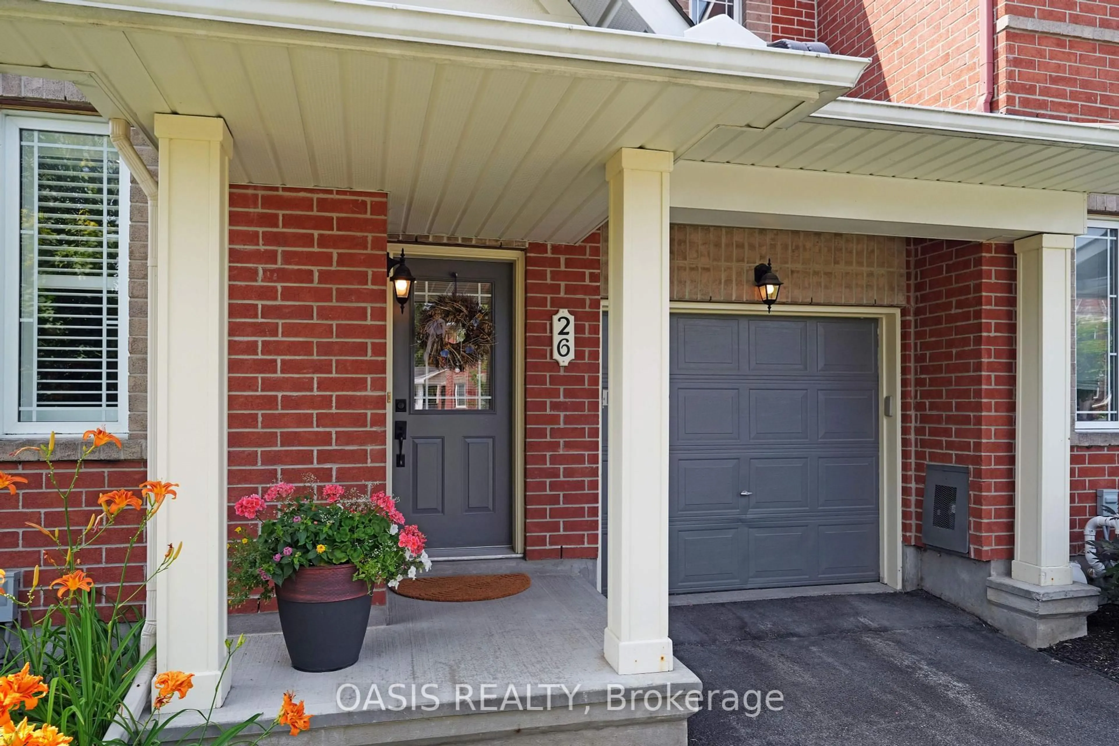 Indoor entryway for 26 Stoneleigh St, Ottawa Ontario K2G 7A2