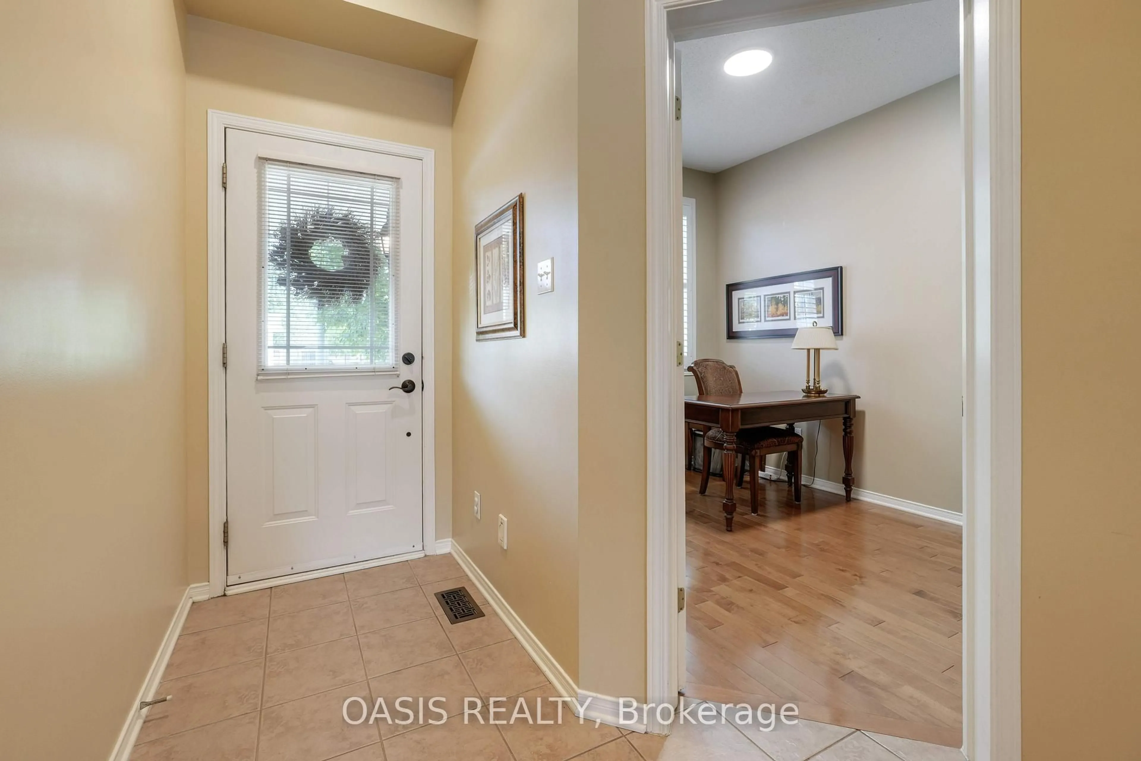 Indoor entryway for 26 Stoneleigh St, Ottawa Ontario K2G 7A2