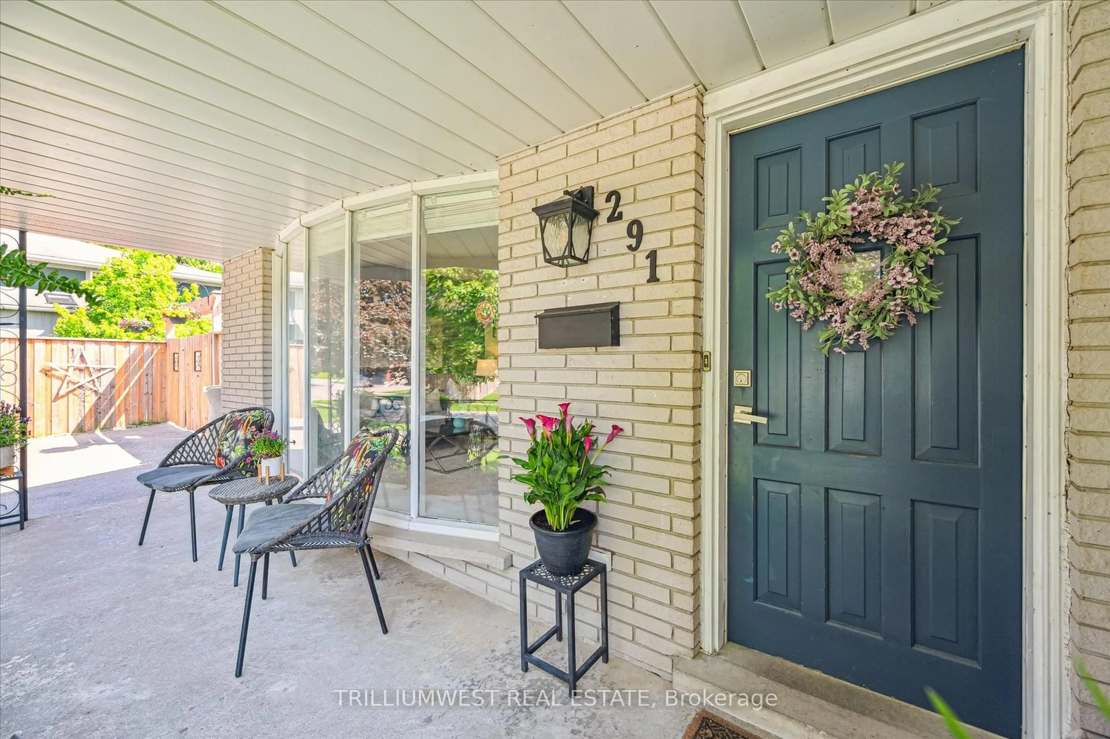 Indoor entryway for 291 Parkmount Dr, Waterloo Ontario N2L 4M9