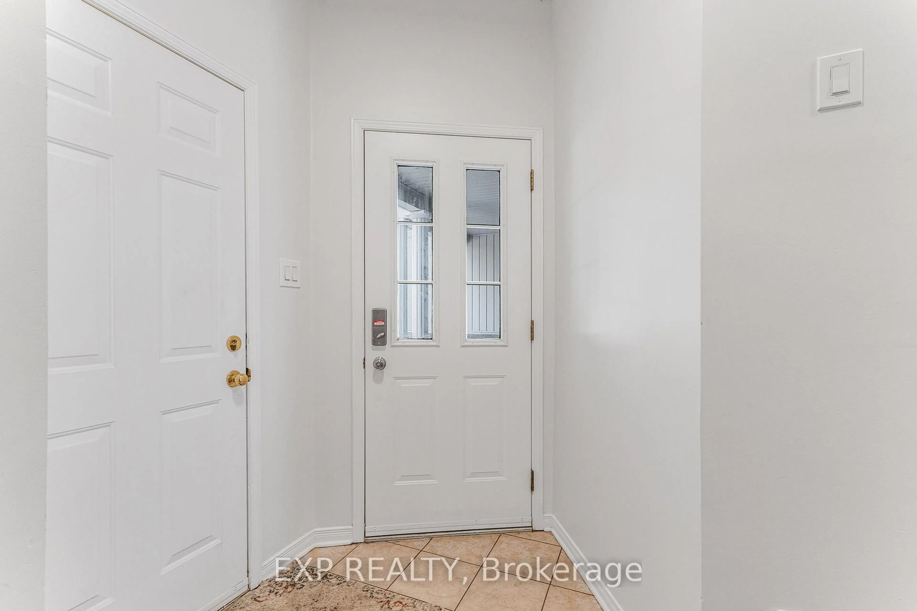 Indoor entryway for 44 Tobermory Cres, Ottawa Ontario K2K 3M4