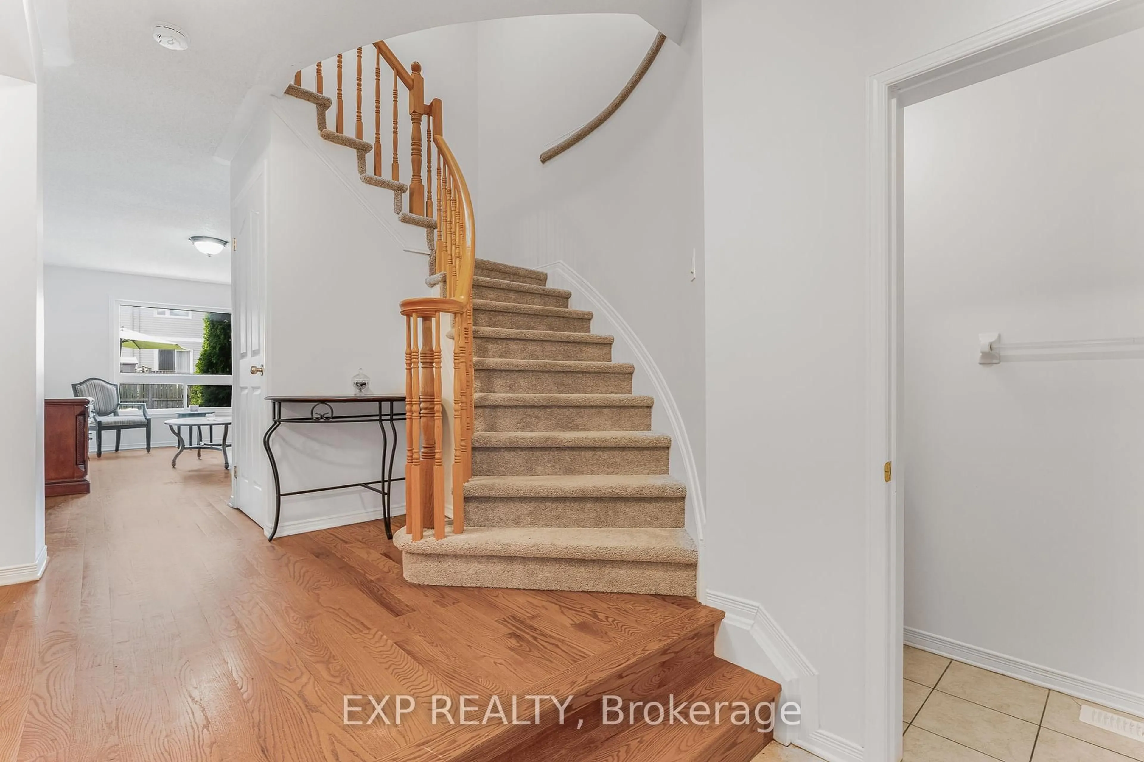 Indoor entryway for 44 Tobermory Cres, Ottawa Ontario K2K 3M4