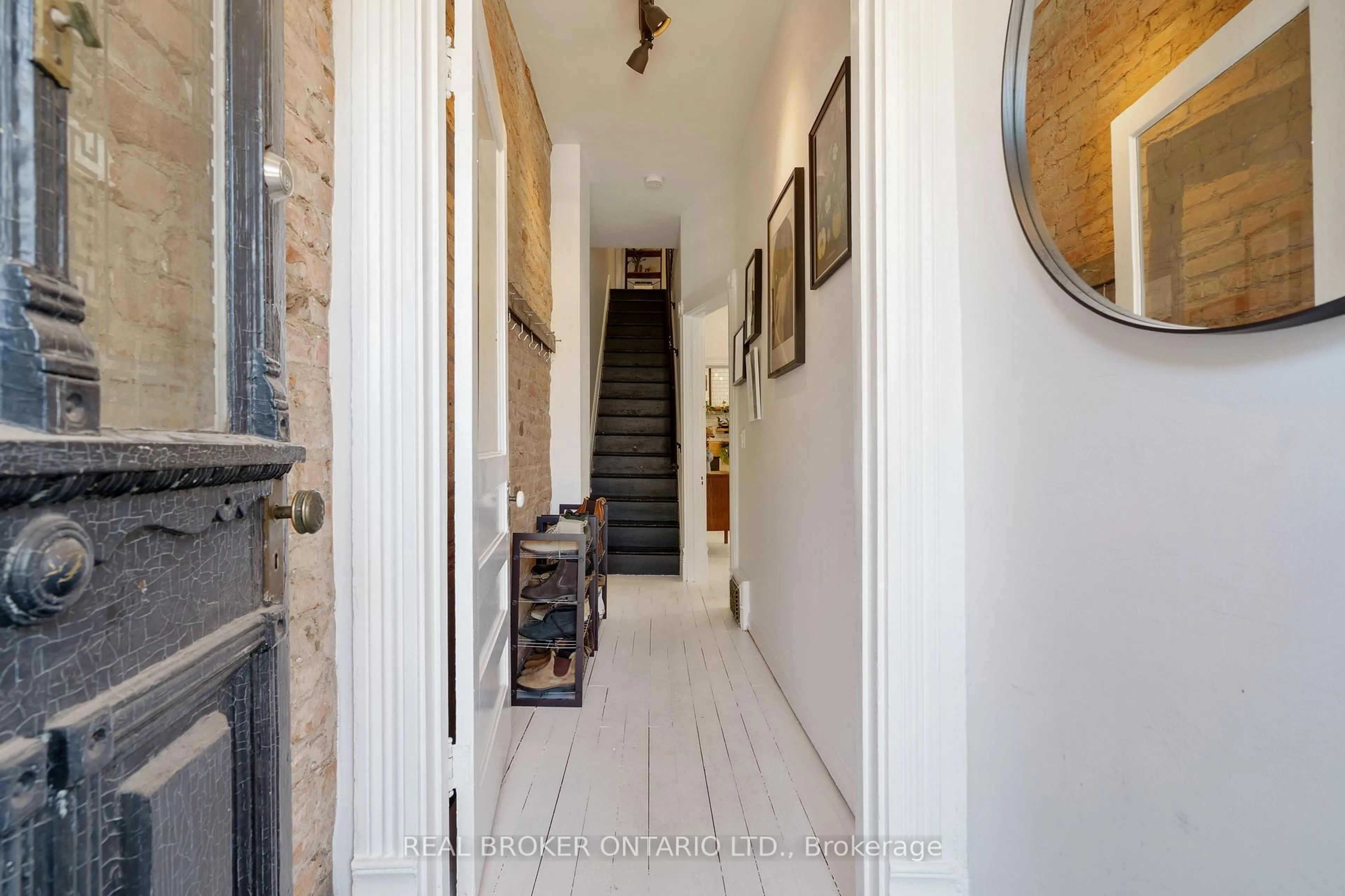 Indoor foyer for 164 Catharine St, Hamilton Ontario L8L 4S5