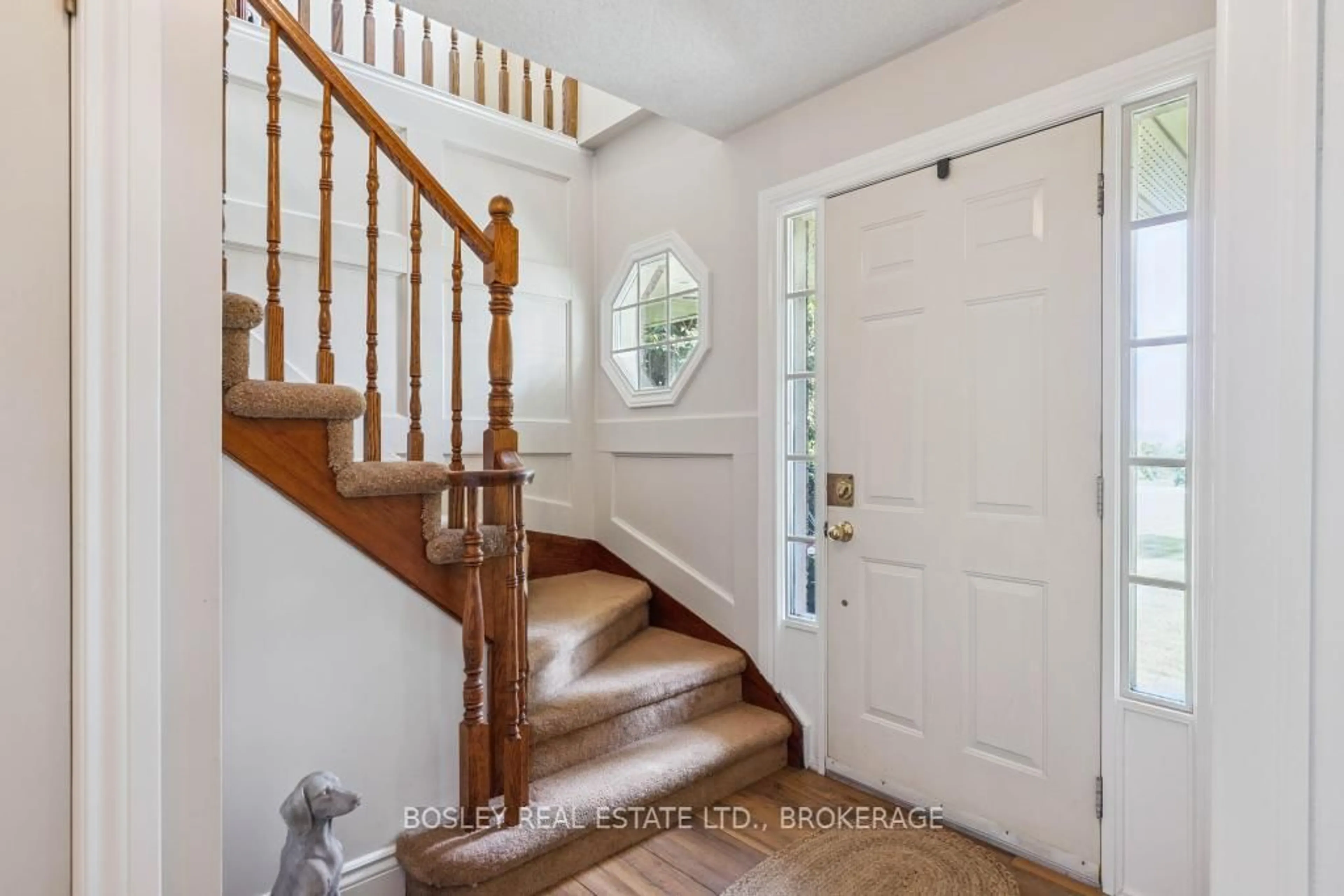Indoor entryway for 1662 Second Ave, St. Catharines Ontario L2R 6P9