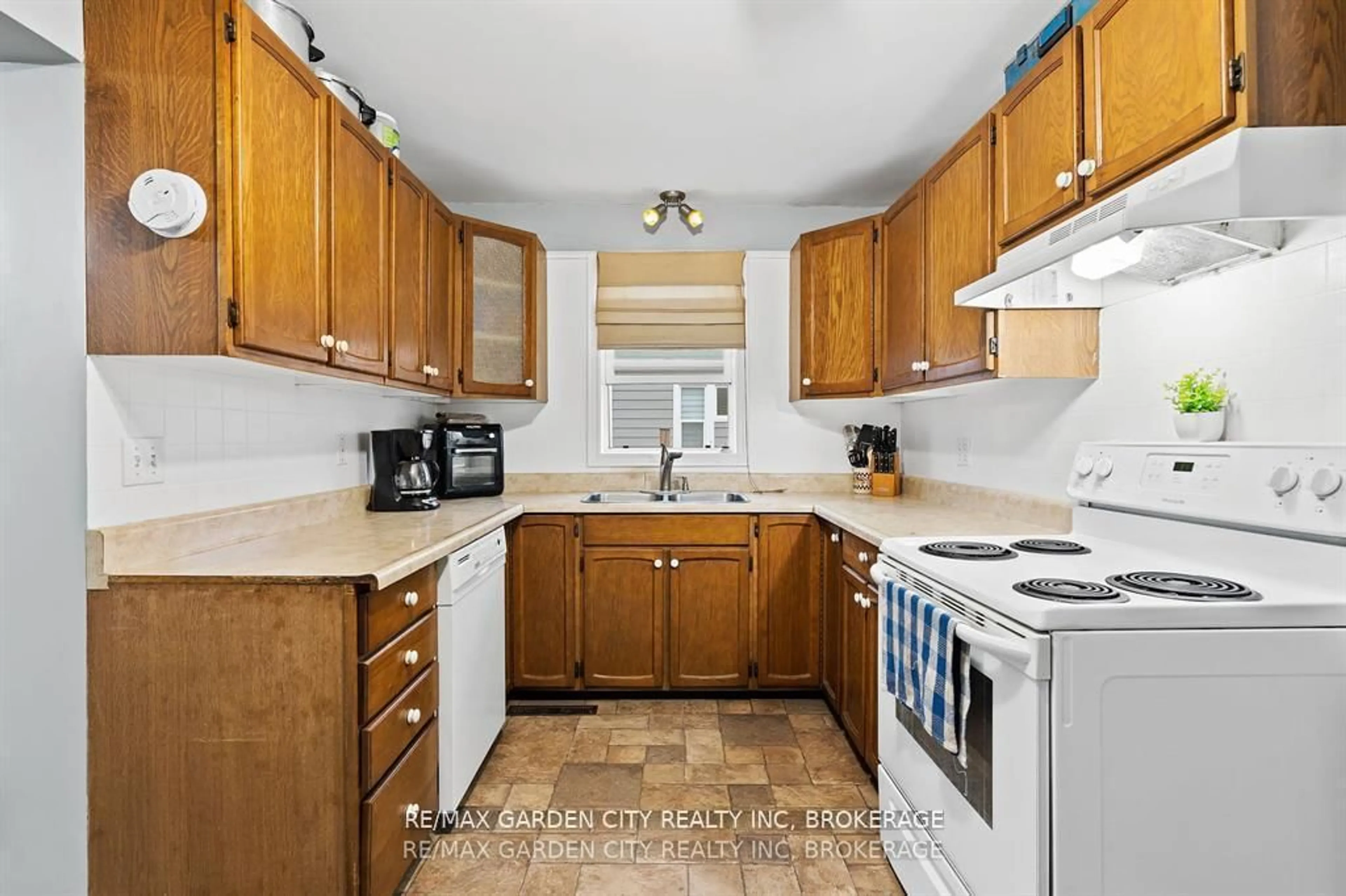 Standard kitchen, unknown for 112 Clara St, Thorold Ontario L2V 1K1