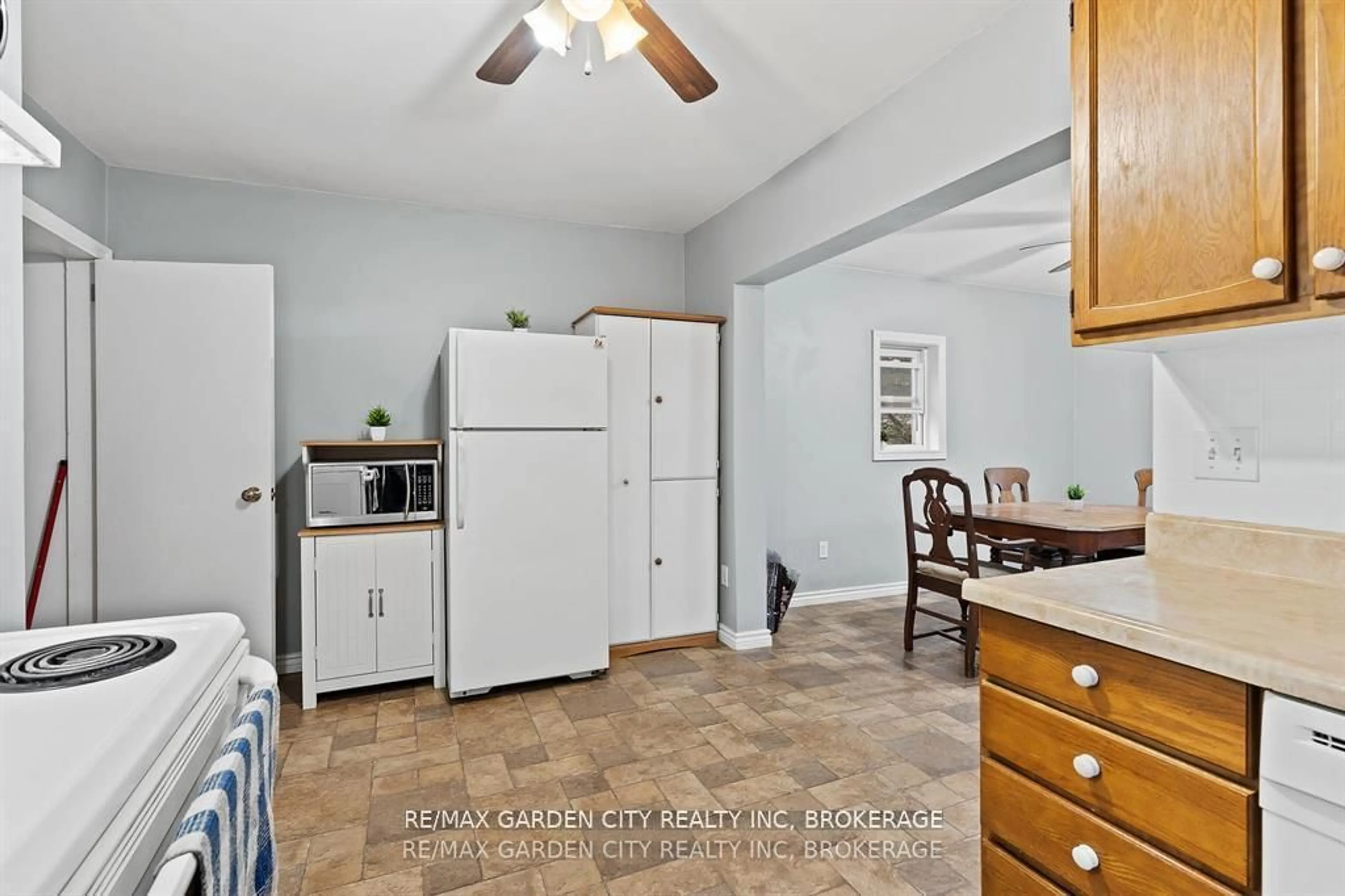 Standard kitchen, ceramic/tile floor for 112 Clara St, Thorold Ontario L2V 1K1