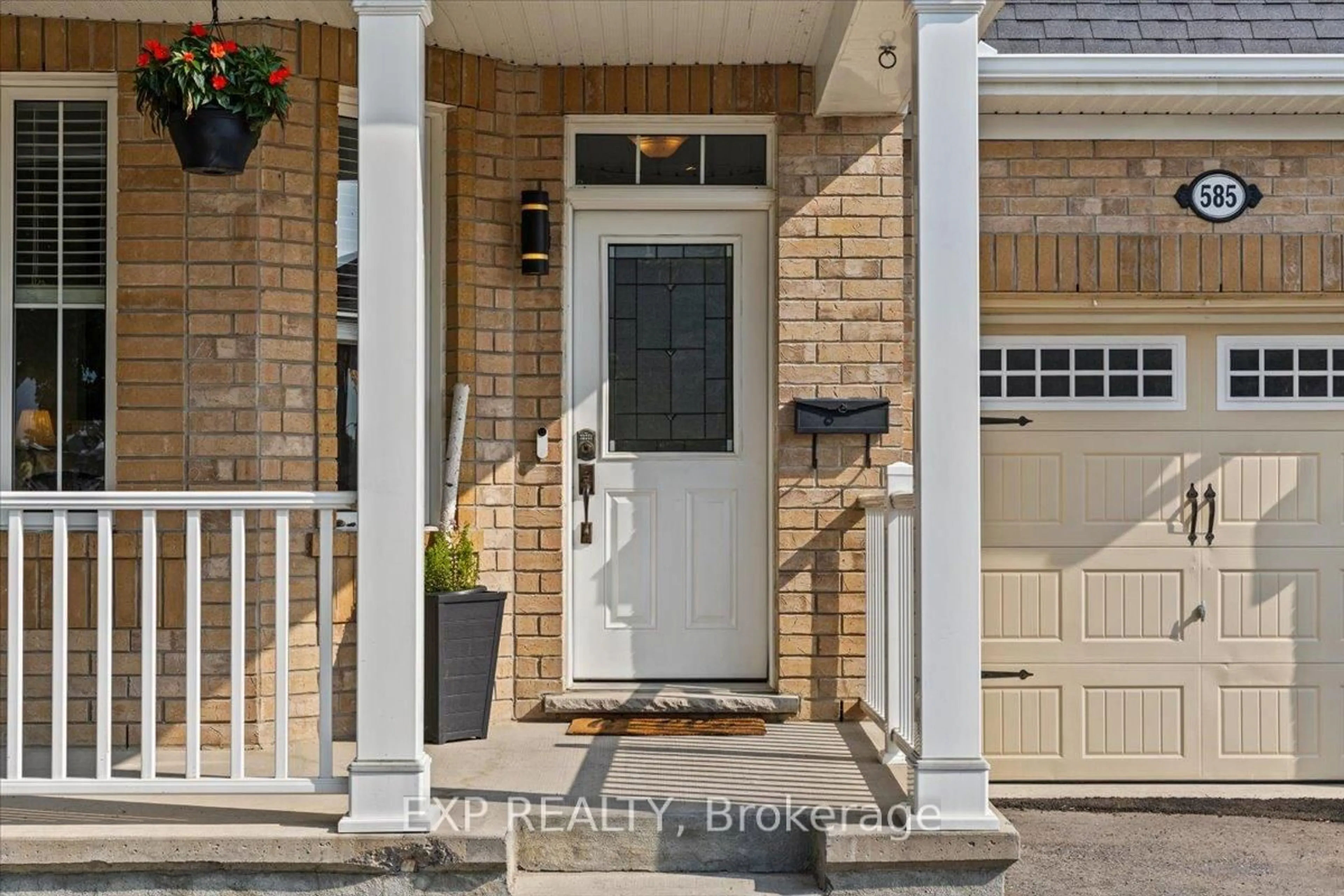Indoor entryway for 585 Dundonald Dr, Ottawa Ontario K2J 5X1