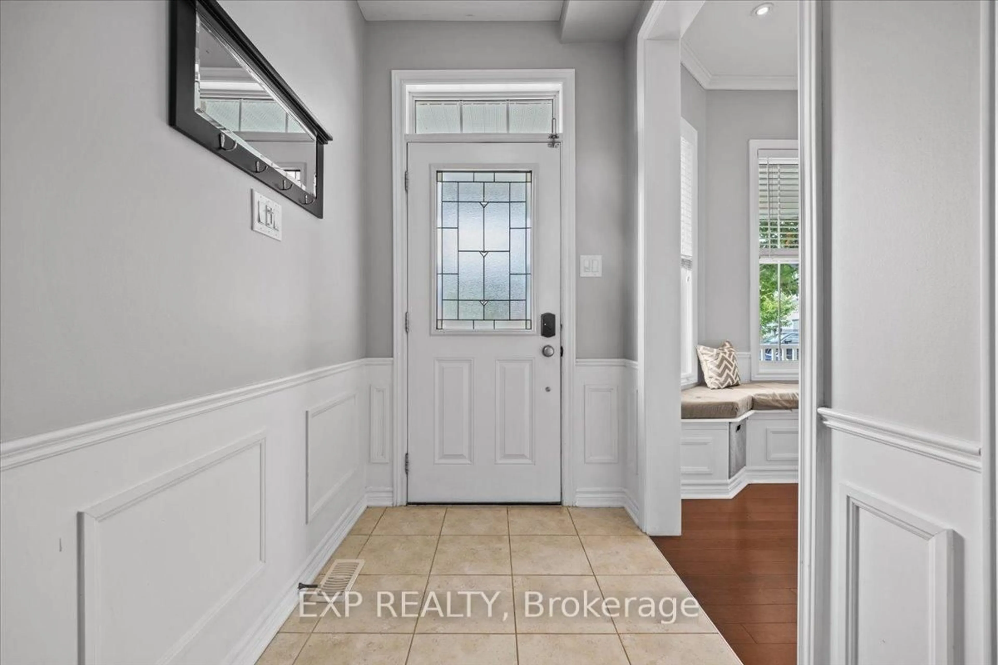 Indoor entryway for 585 Dundonald Dr, Ottawa Ontario K2J 5X1