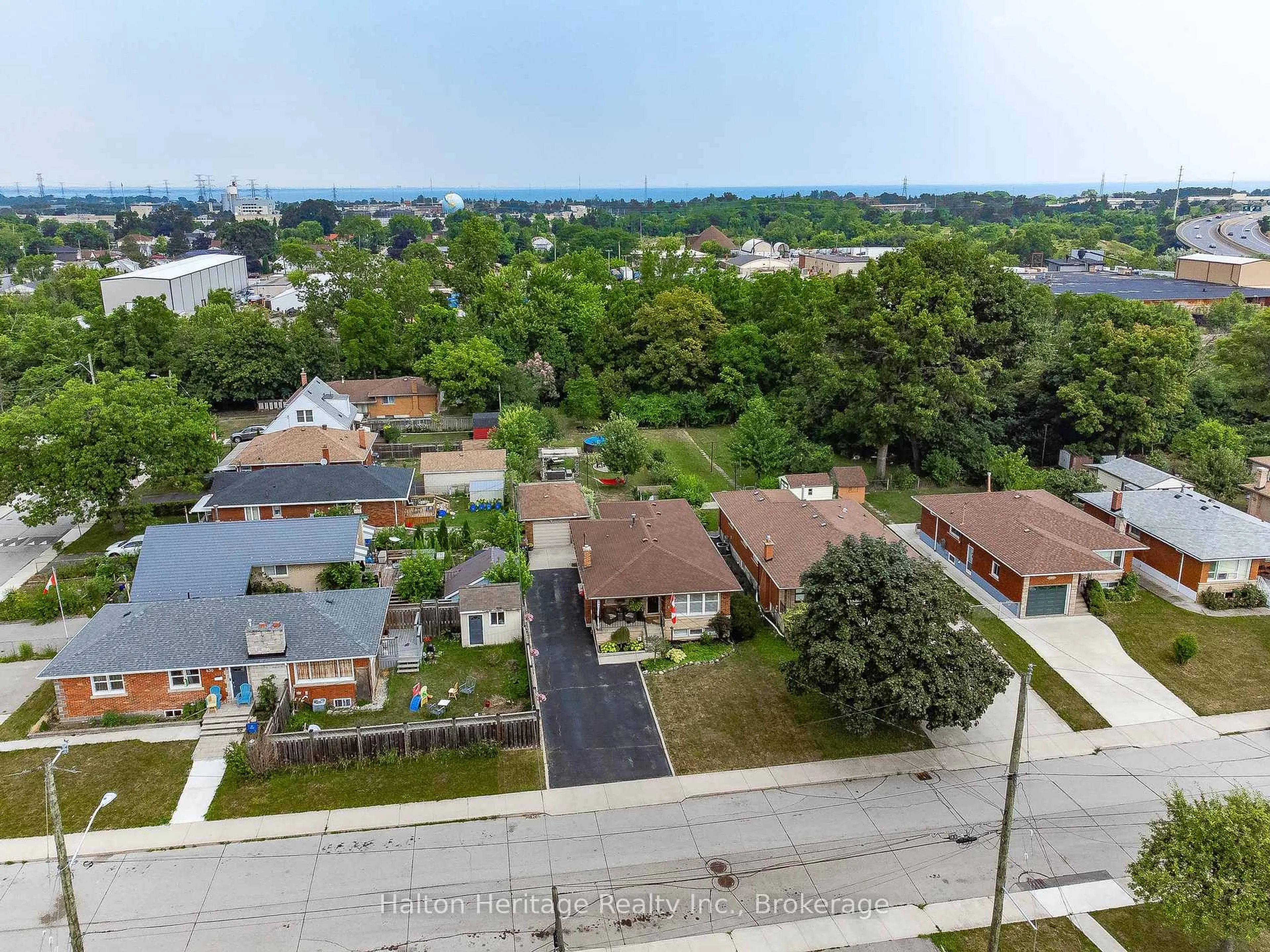 A pic from outside/outdoor area/front of a property/back of a property/a pic from drone, street for 5 Embury Crt, Hamilton Ontario L8H 3E9