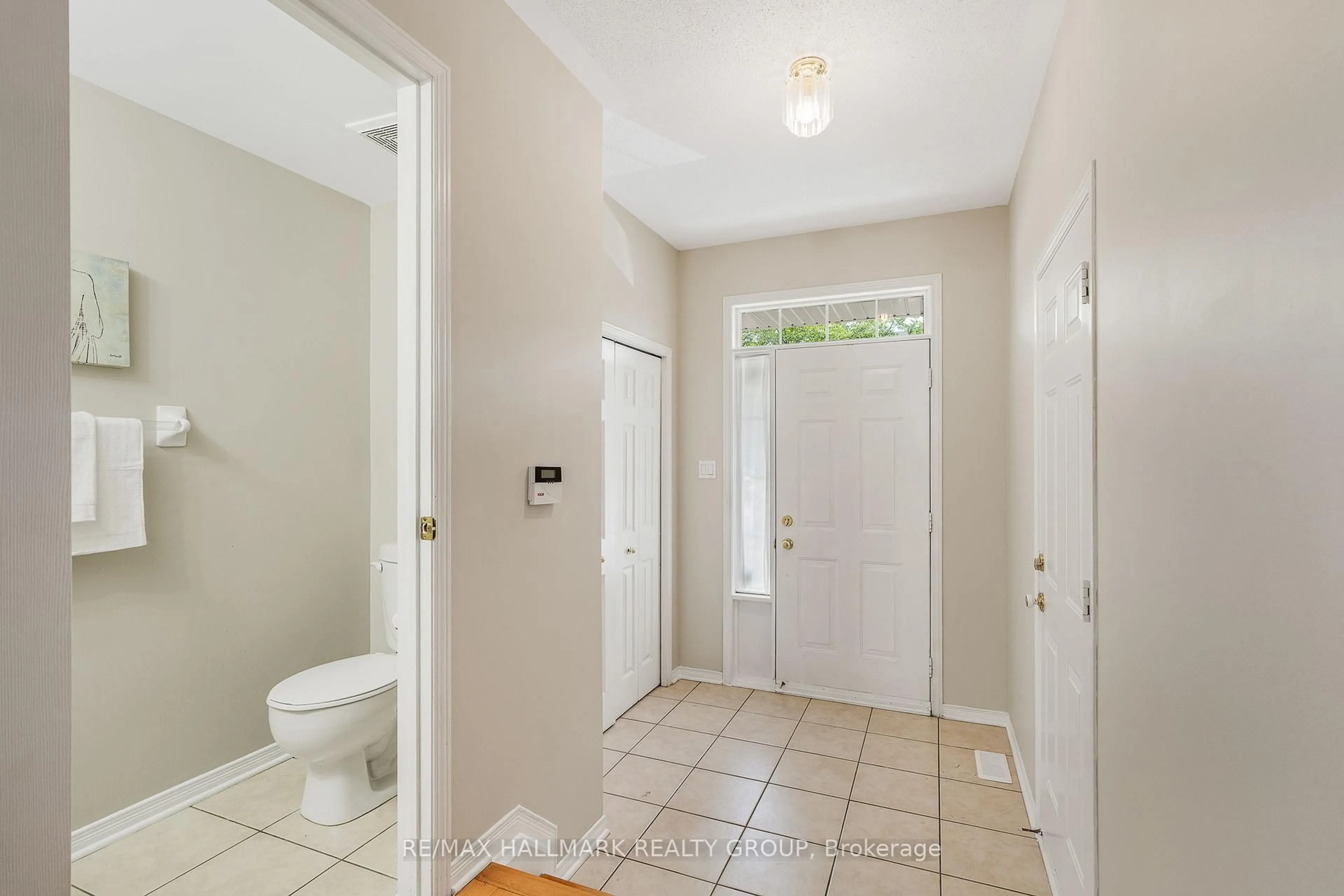 Indoor entryway for 112 Deercroft Ave, Ottawa Ontario K2J 5H7