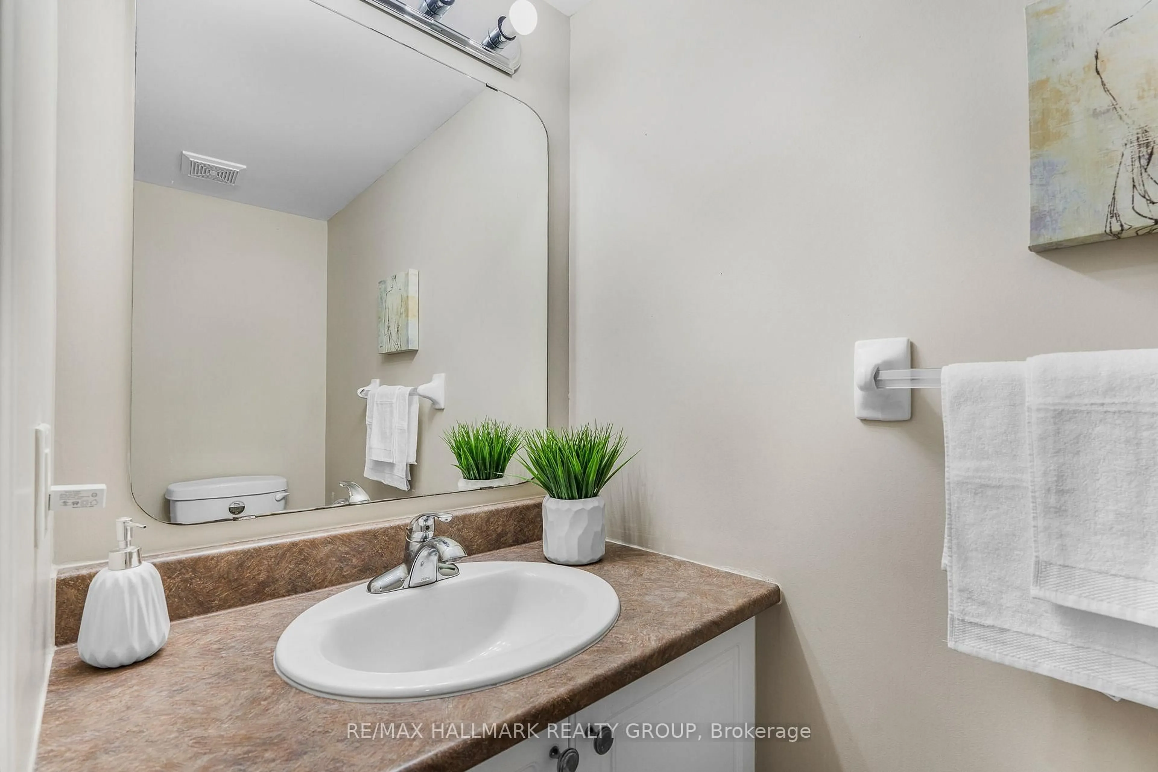 Standard bathroom, ceramic/tile floor for 112 Deercroft Ave, Ottawa Ontario K2J 5H7
