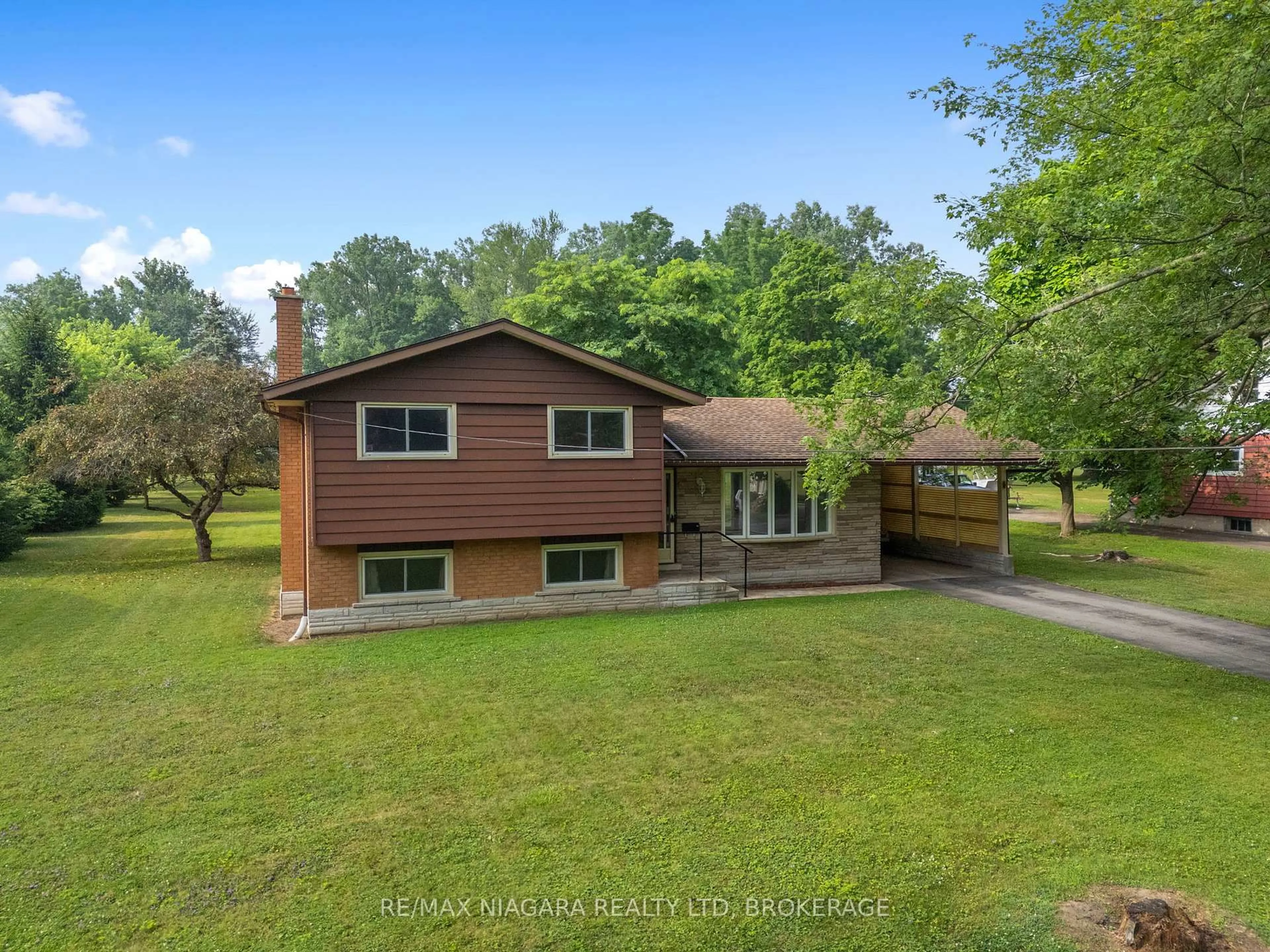 A pic from outside/outdoor area/front of a property/back of a property/a pic from drone, unknown for 3759 Highland Dr, Fort Erie Ontario L0S 1N0