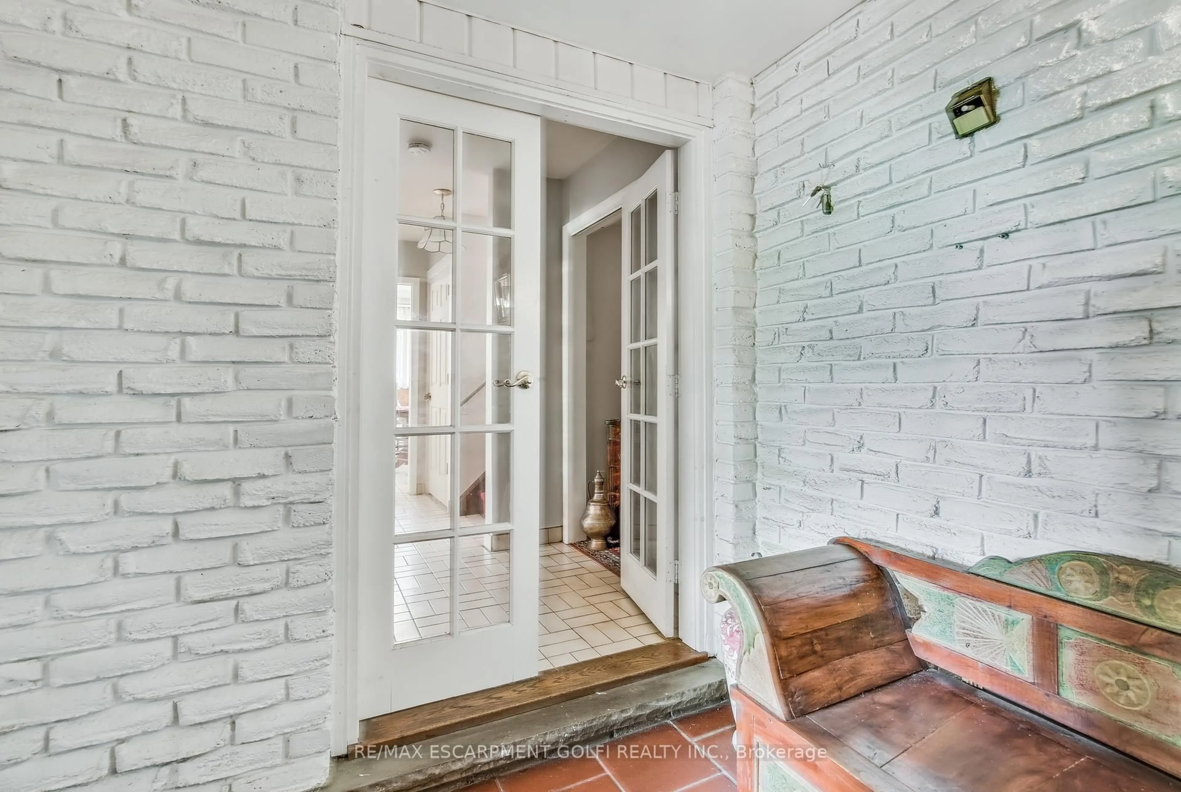 Indoor entryway for 358 Barrick Rd, Port Colborne Ontario L3K 4B5