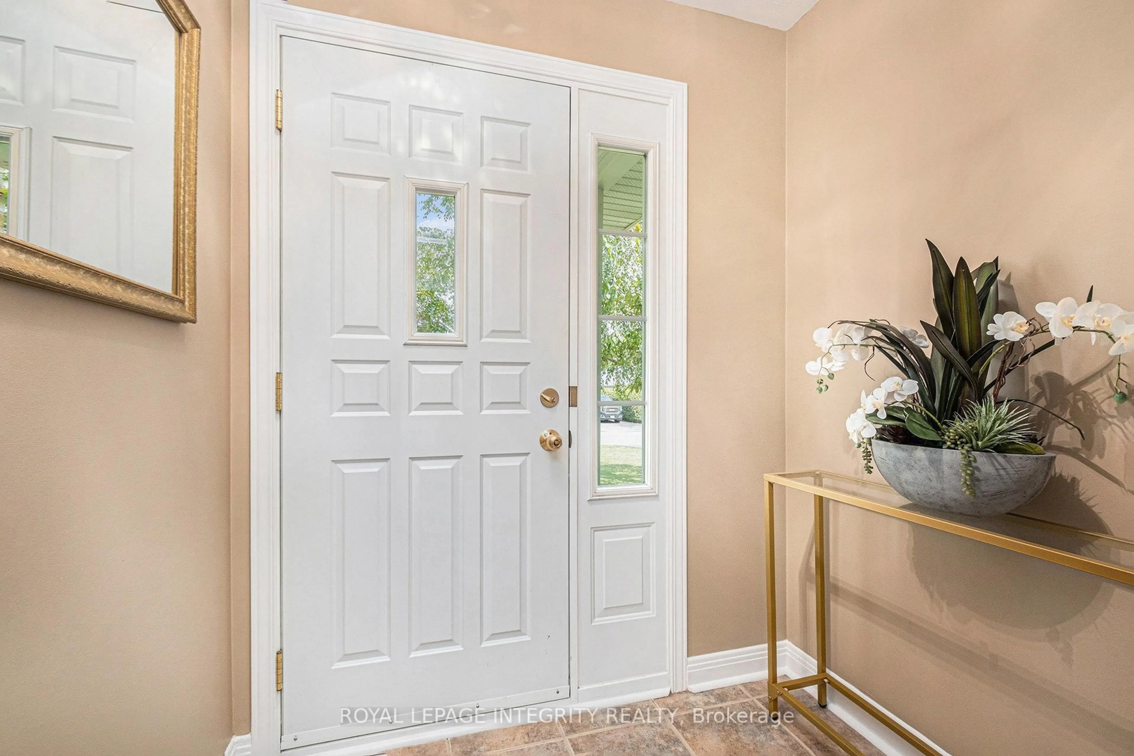 Indoor entryway for 16 Ember Glow Crt, Ottawa Ontario K2S 1C3