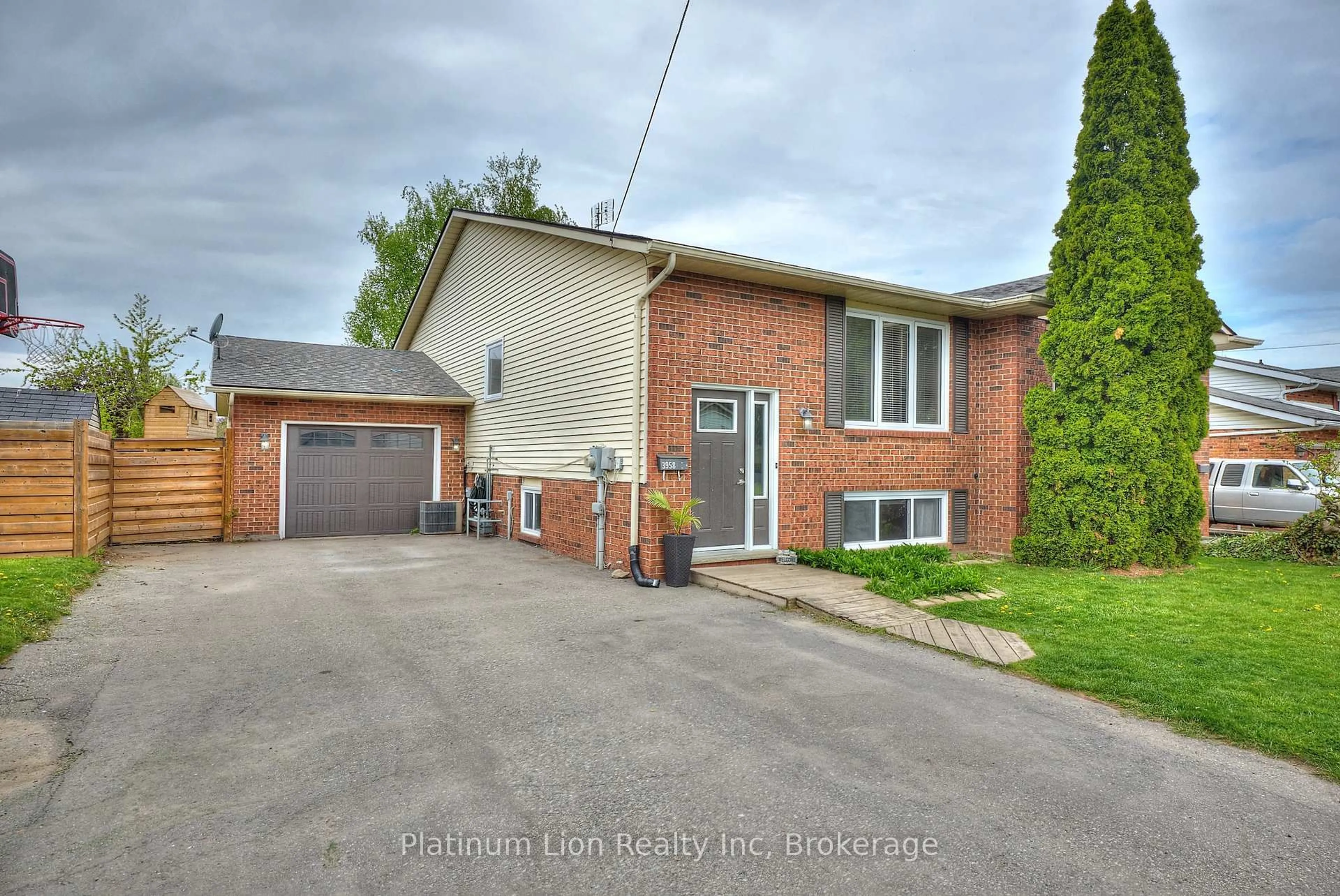 Home with brick exterior material, street for 3958 23rd St, Lincoln Ontario L0R 2C0