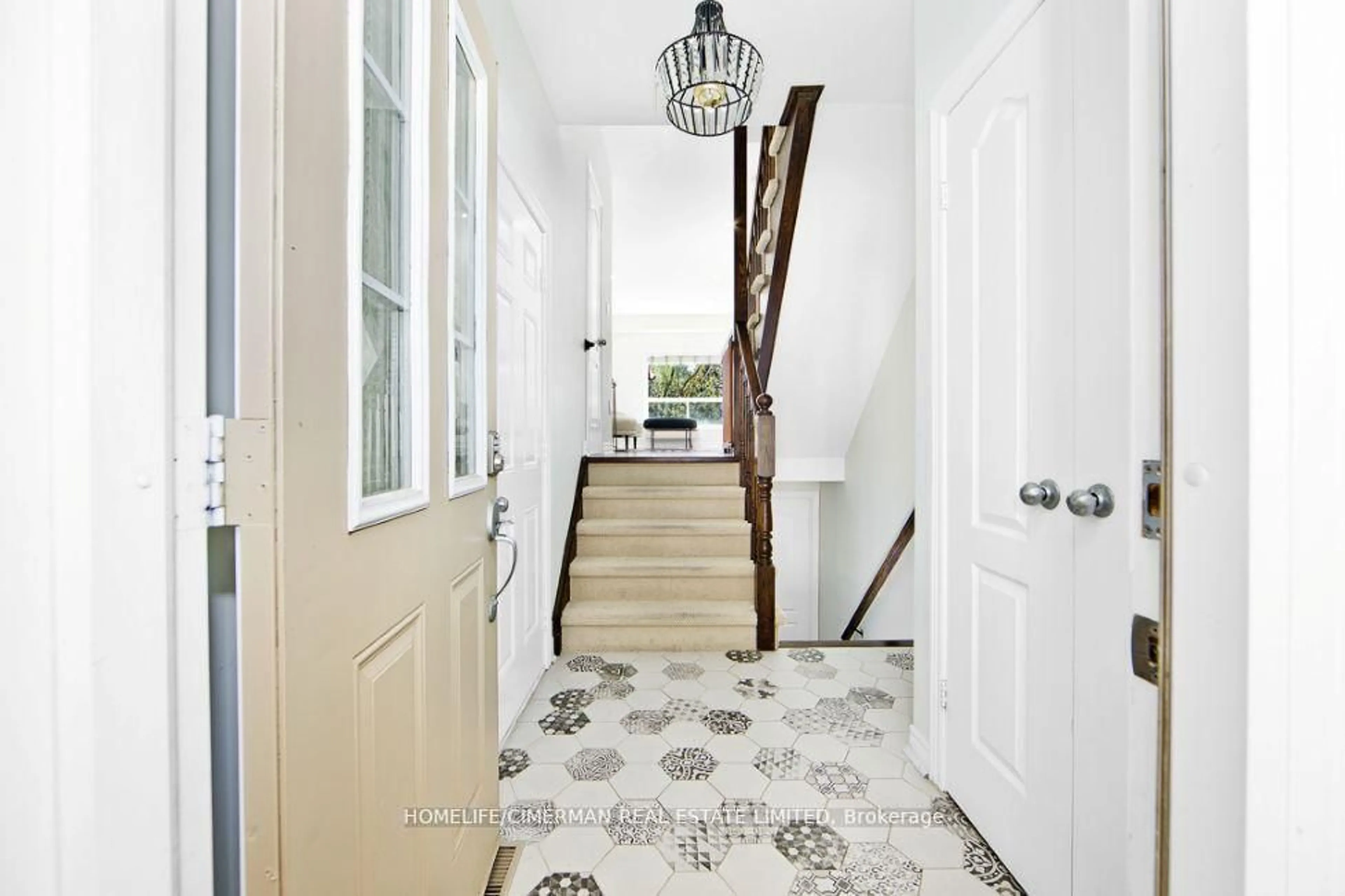 Indoor entryway for 40 Dartmouth Gate #9, Hamilton Ontario L8E 0C4