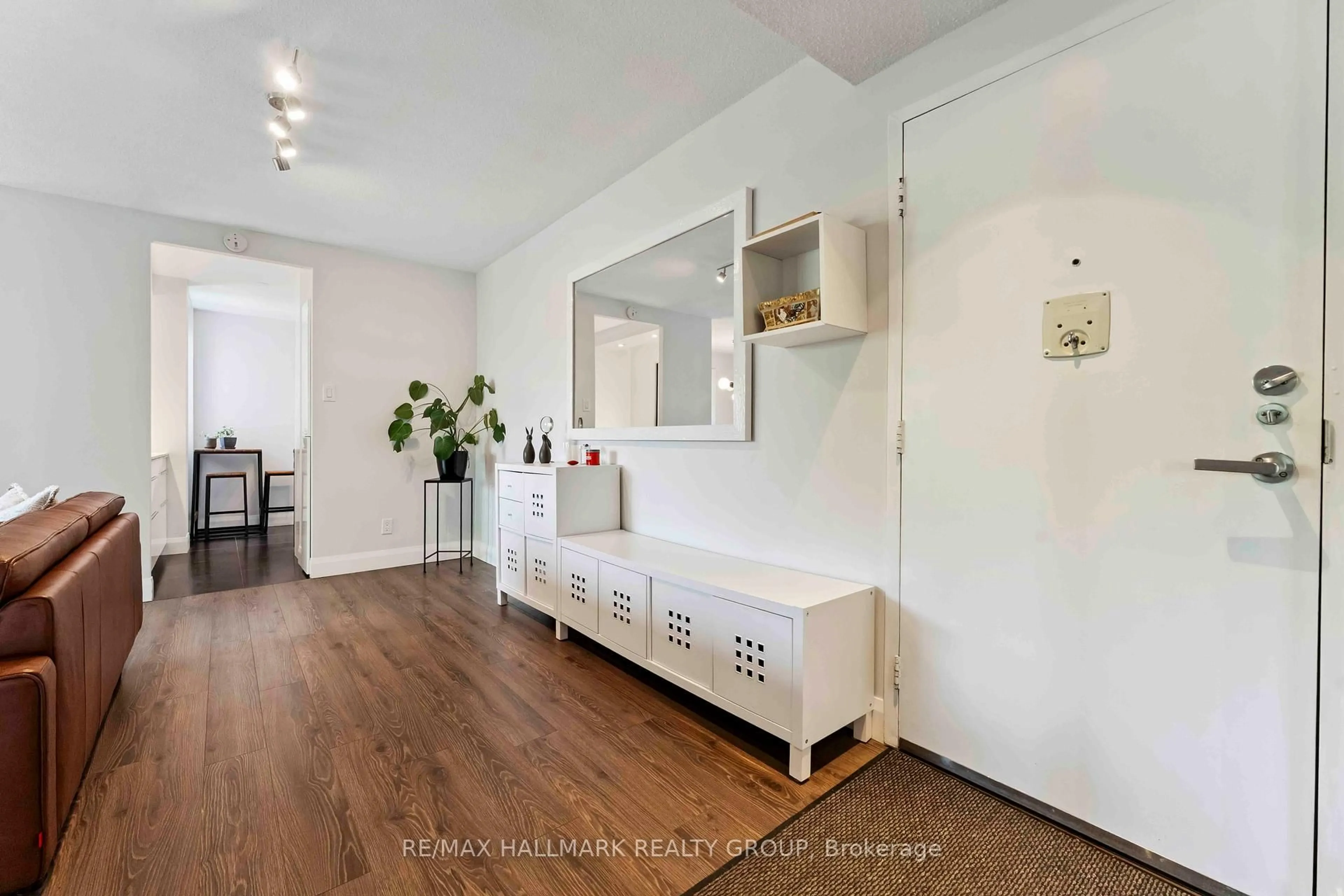 Indoor entryway for 333 Chapel St #406, Ottawa Ontario K1N 8Y8