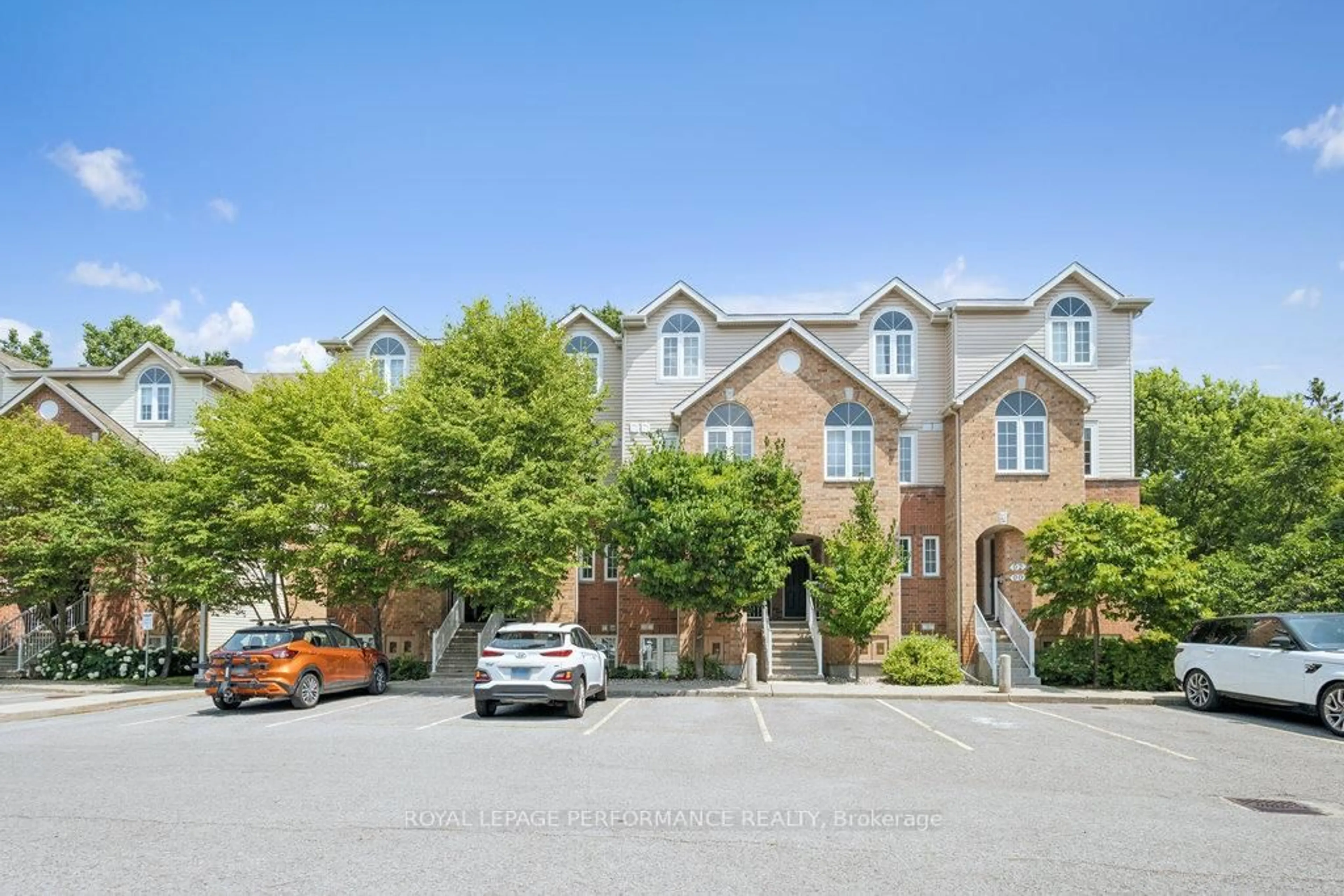 A pic from outside/outdoor area/front of a property/back of a property/a pic from drone, unknown for 90 Steele Park Private #19, Ottawa Ontario K1J 0J2