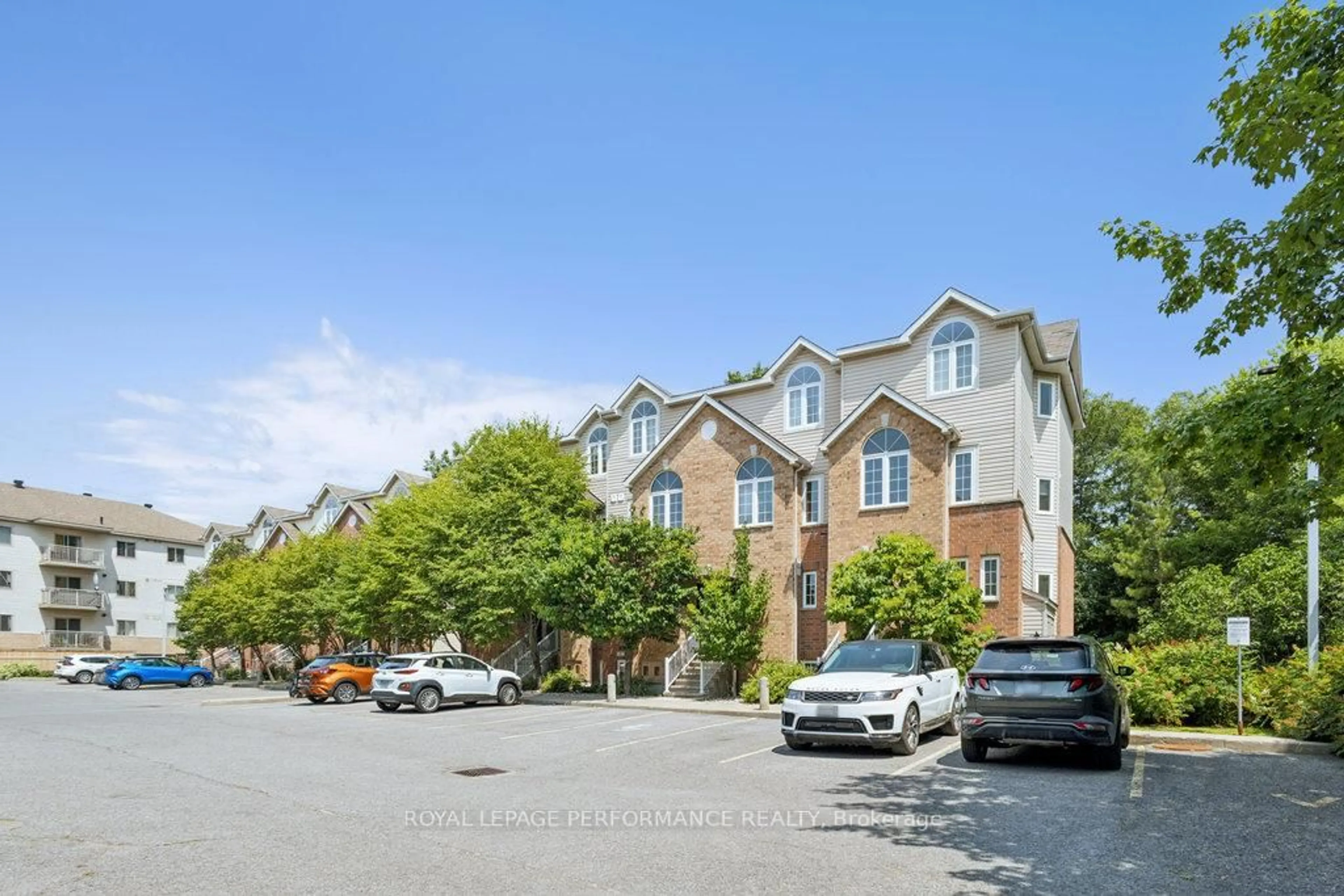A pic from outside/outdoor area/front of a property/back of a property/a pic from drone, street for 90 Steele Park Private #19, Ottawa Ontario K1J 0J2