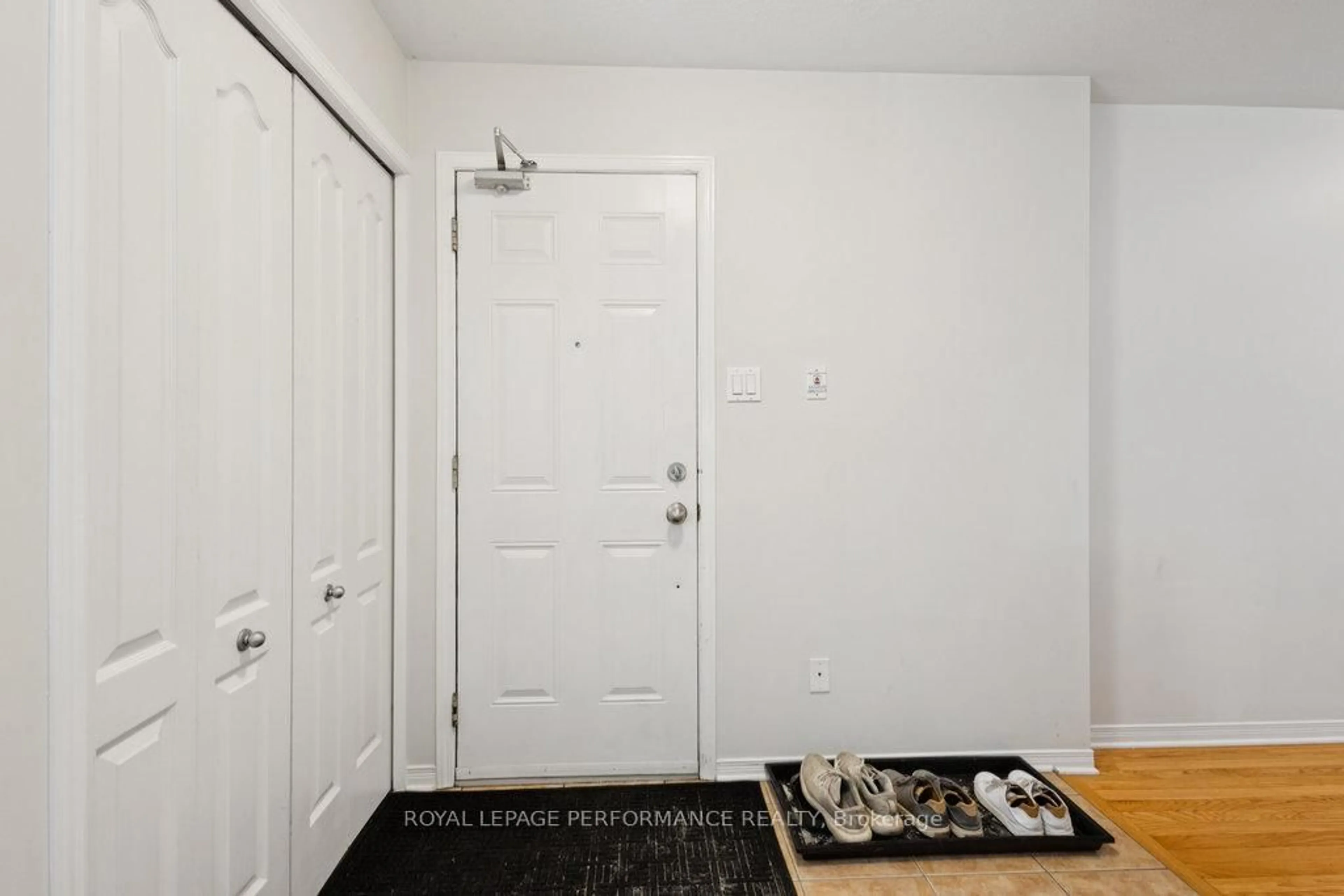 Indoor entryway for 90 Steele Park Private #19, Ottawa Ontario K1J 0J2