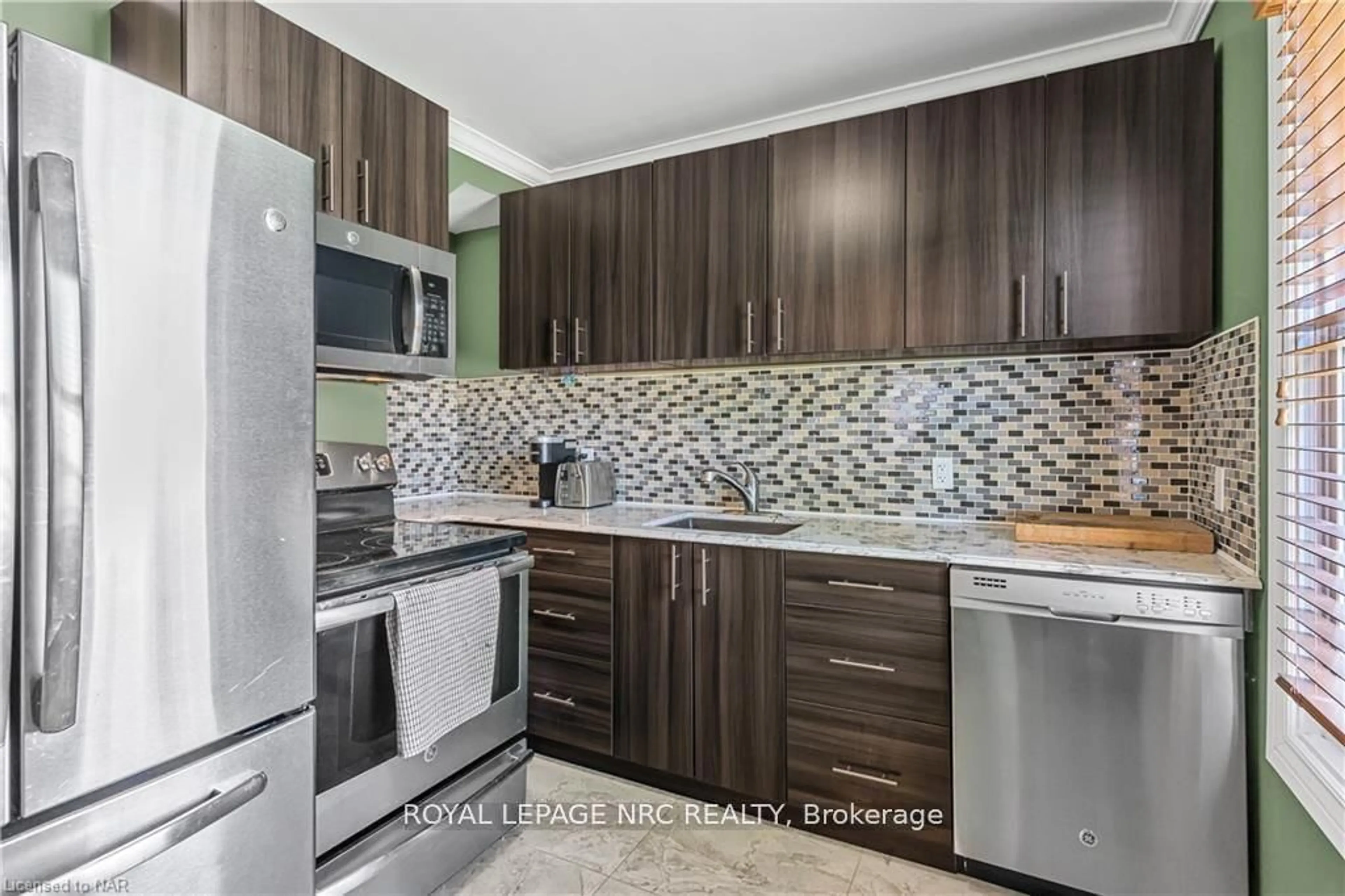 Standard kitchen, ceramic/tile floor for 19 CAMPBELL Ave, St. Catharines Ontario L2P 2M3