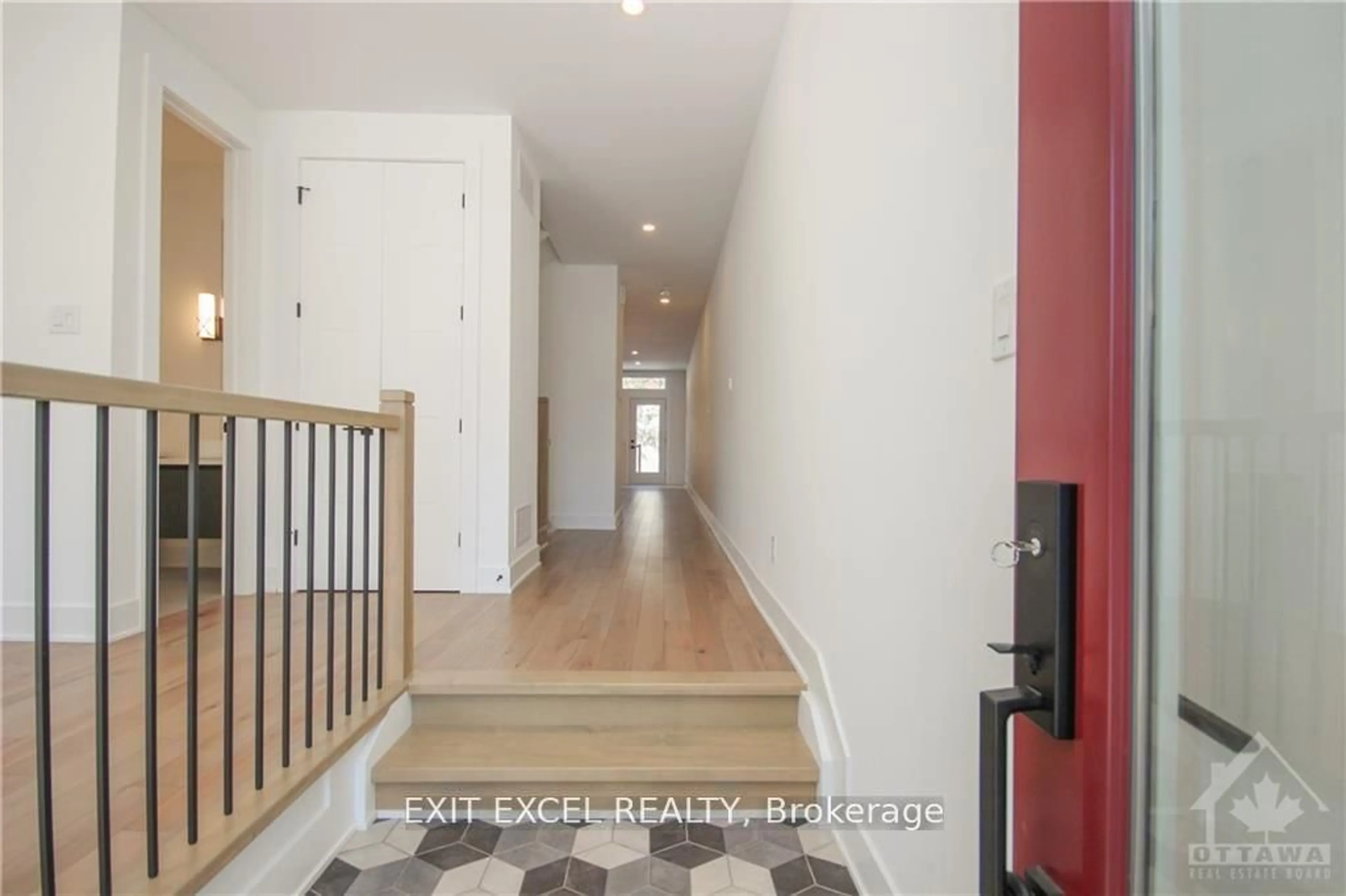Indoor entryway for 166 Ivy Cres, Ottawa Ontario K1M 1X6