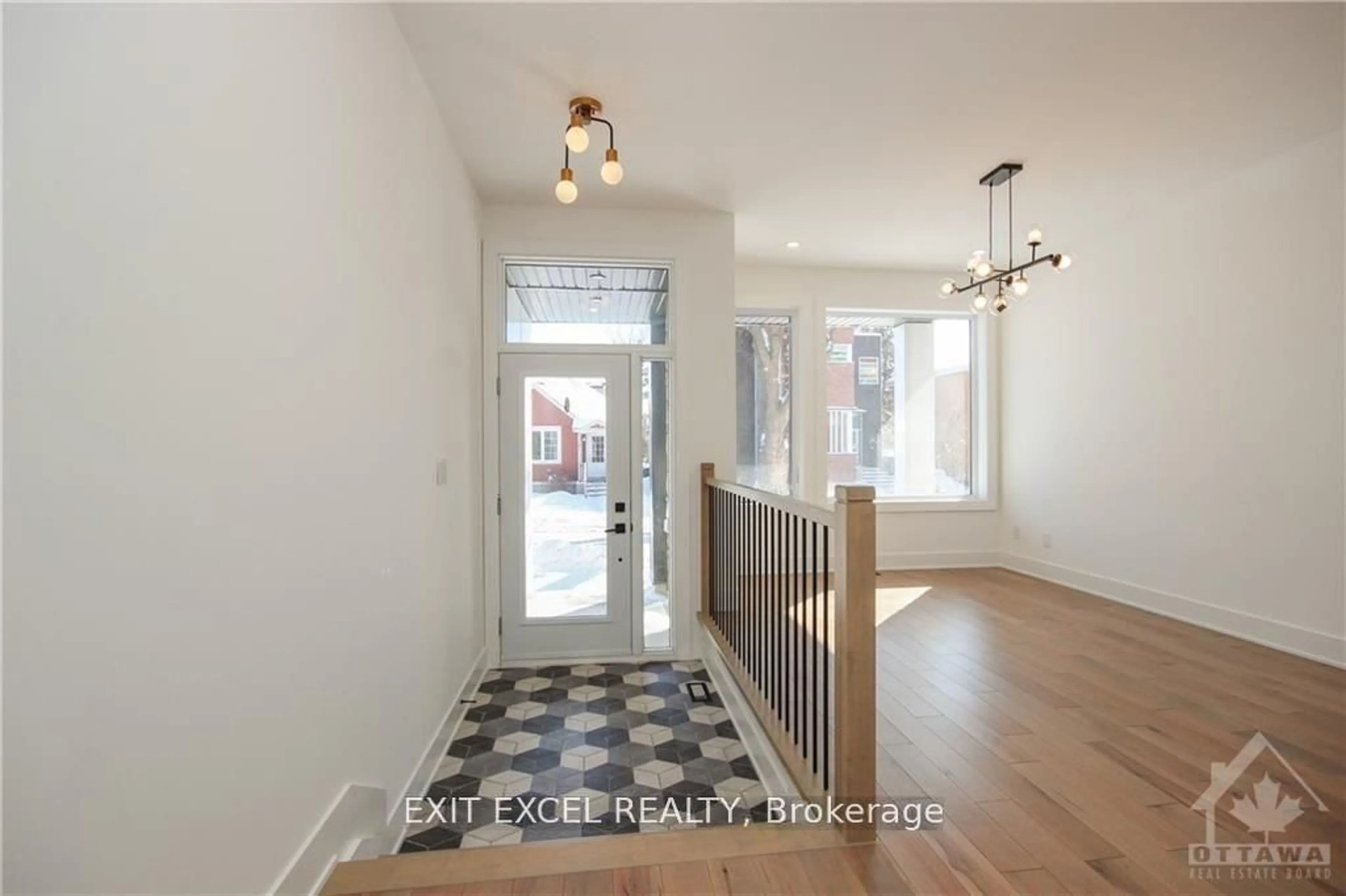 Indoor entryway for 166 Ivy Cres, Ottawa Ontario K1M 1X6
