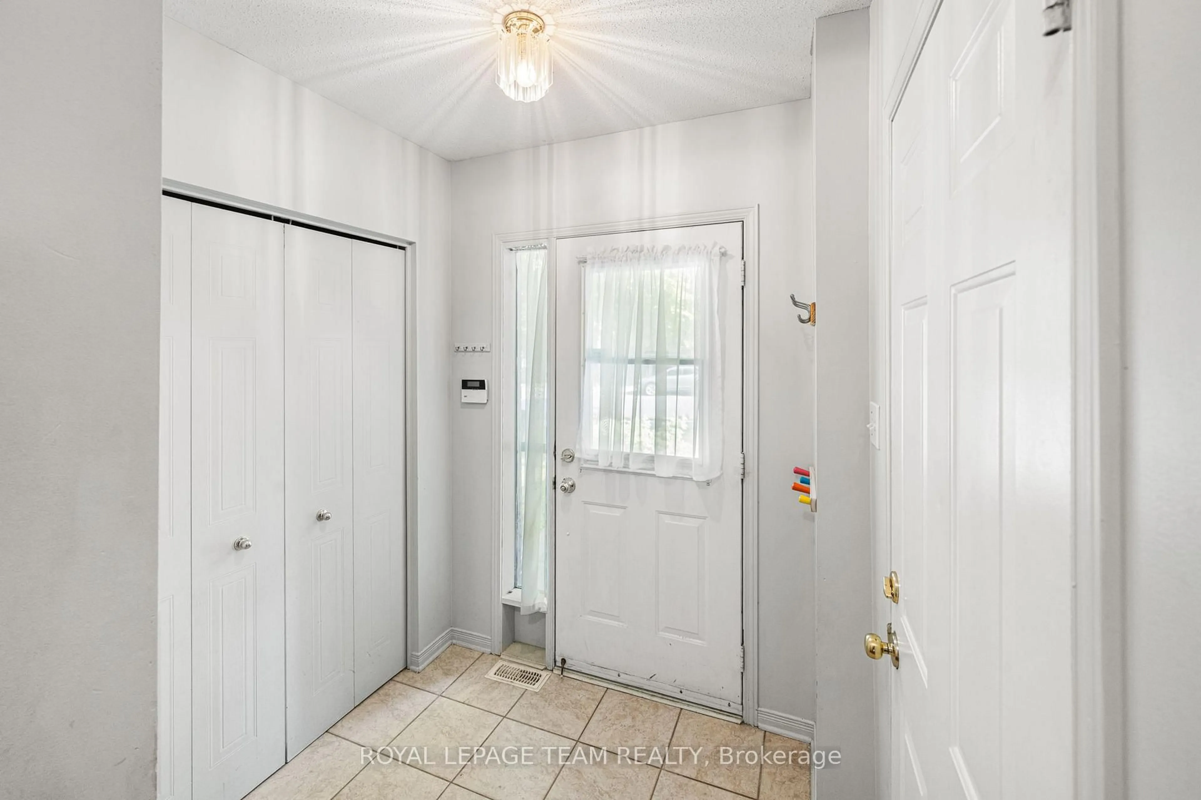 Indoor entryway for 156 Claridge Dr, Ottawa Ontario K2J 5G9