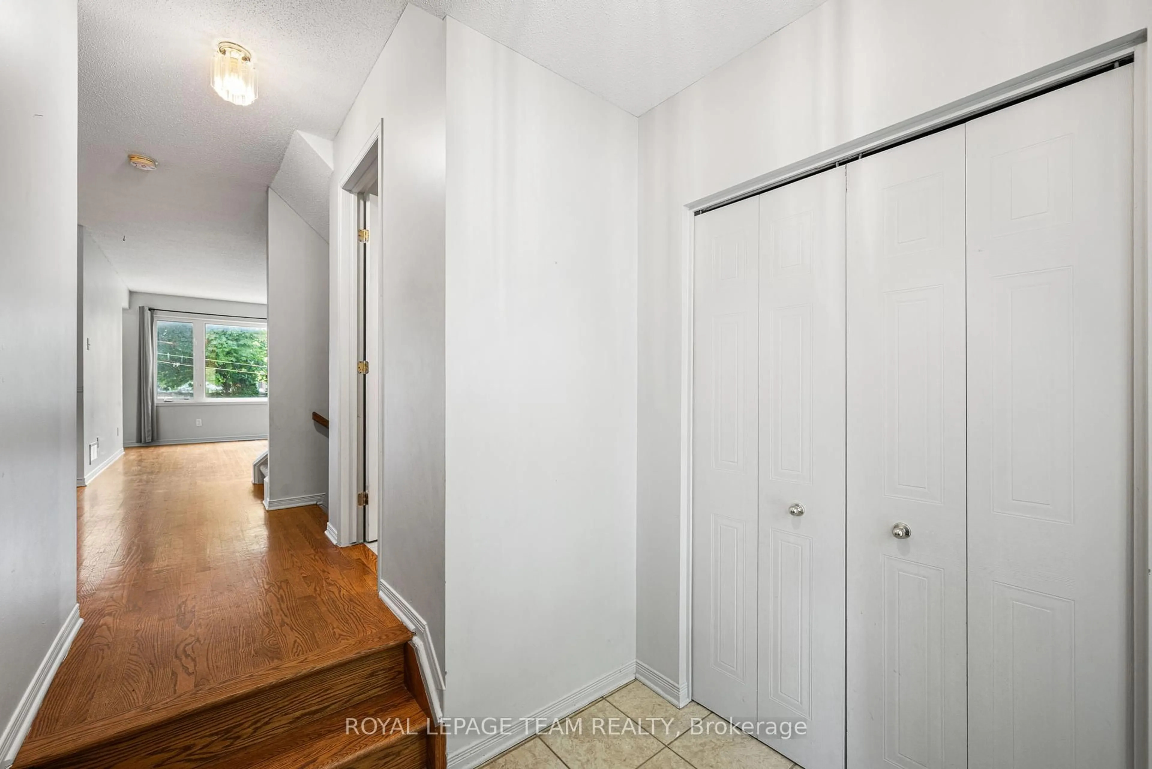 Indoor entryway for 156 Claridge Dr, Ottawa Ontario K2J 5G9