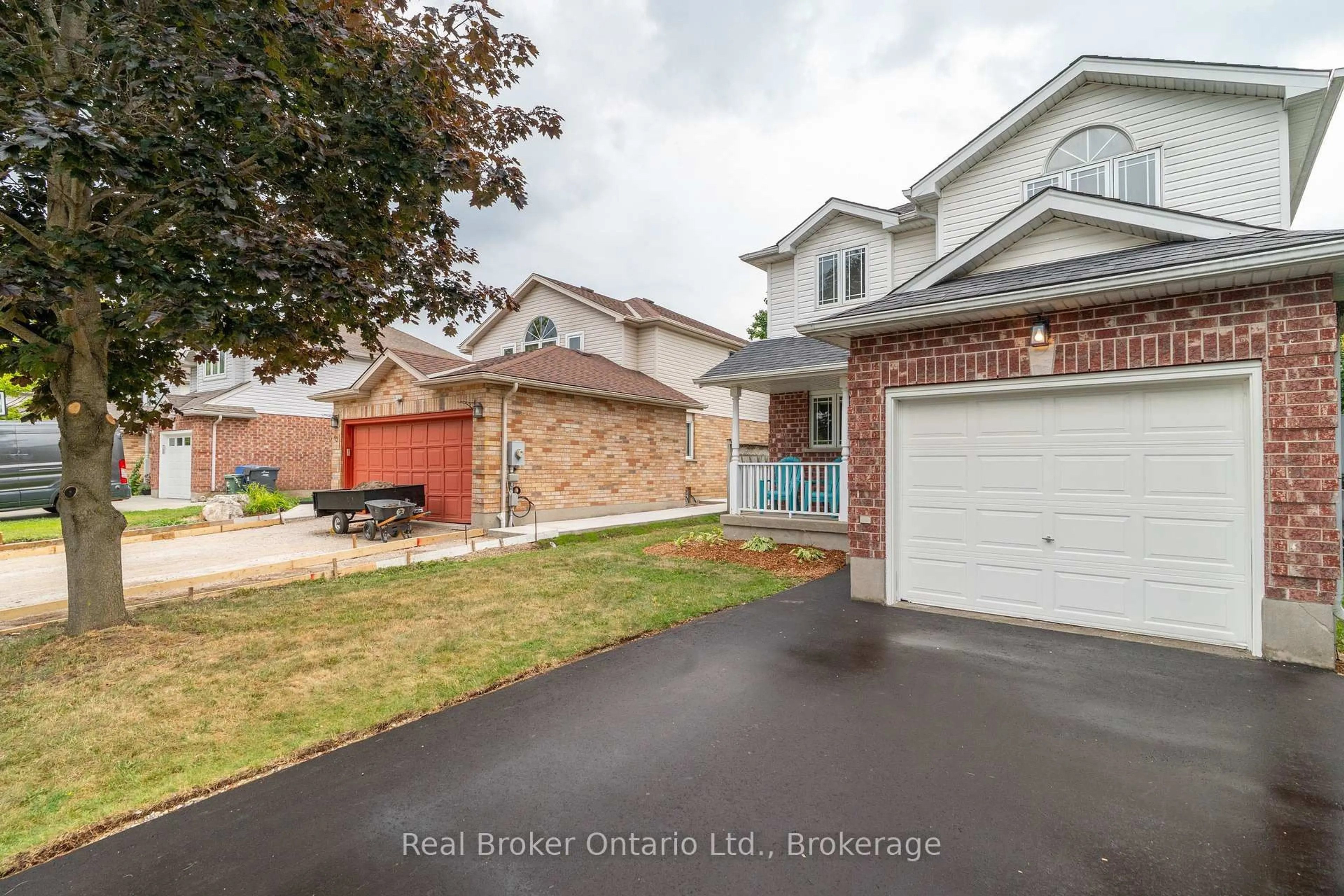 A pic from outside/outdoor area/front of a property/back of a property/a pic from drone, water/lake/river/ocean view for 41 Candlewood Dr, Guelph Ontario N1K 1T5