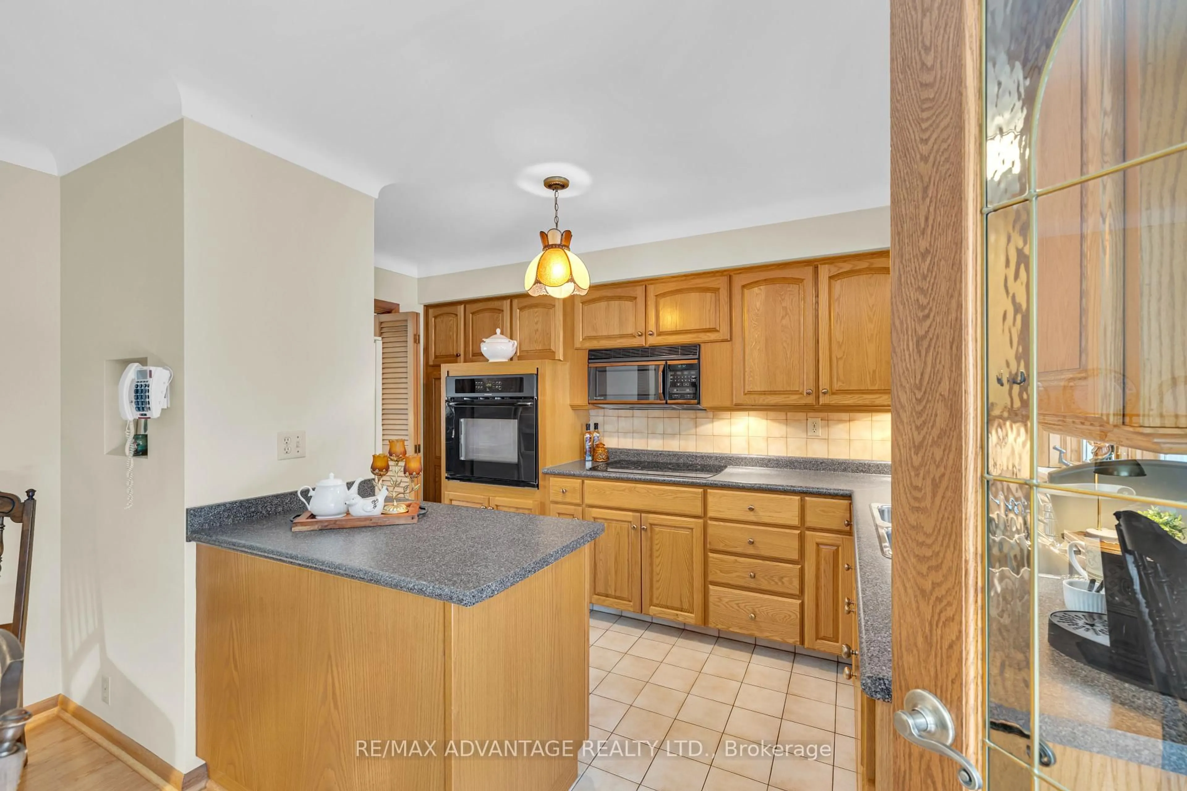Standard kitchen, unknown for 2360 Leonard Rd, Windsor Ontario N8W 4L7