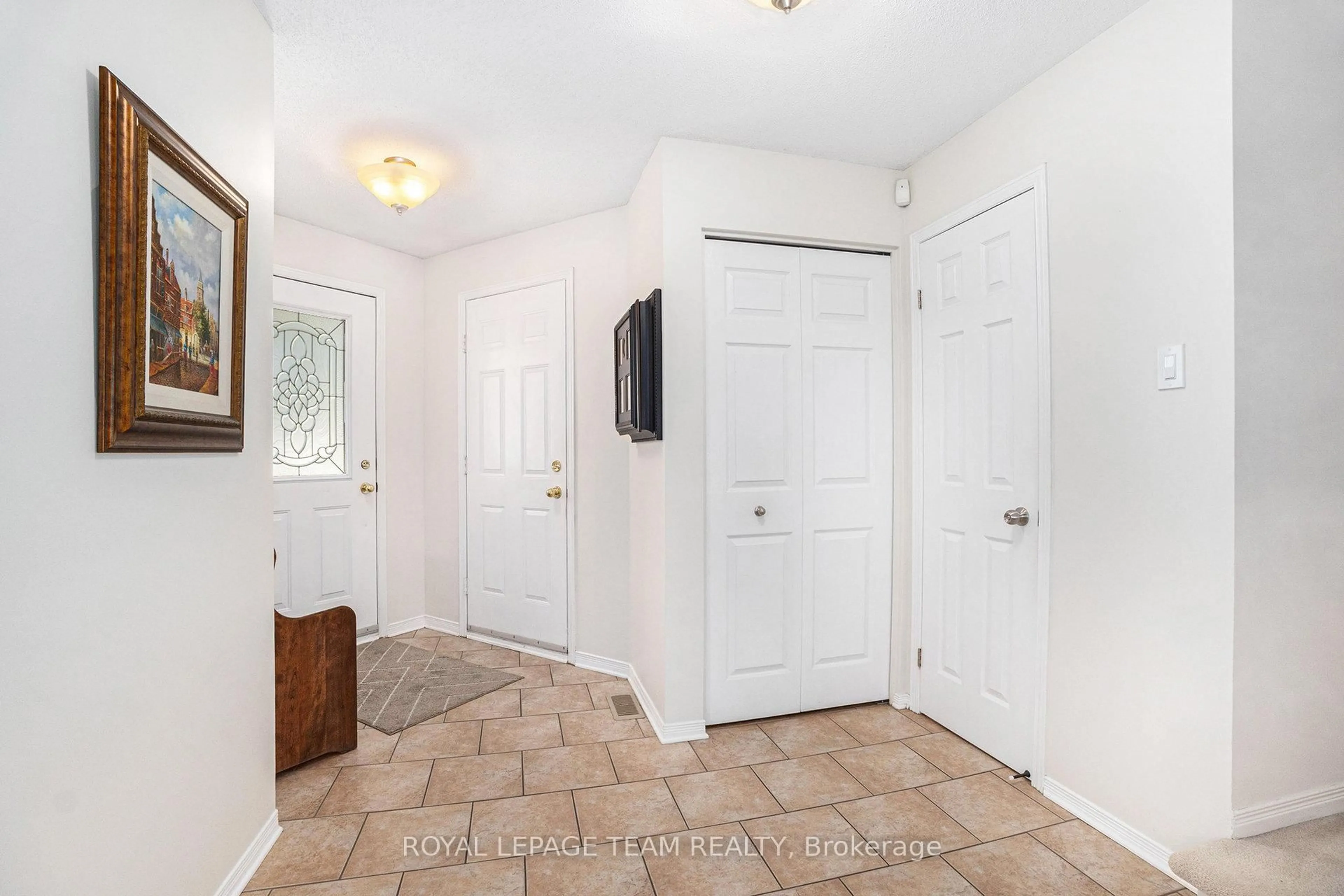 Indoor entryway for 36 Nakota Way, Ottawa Ontario K2J 4M3
