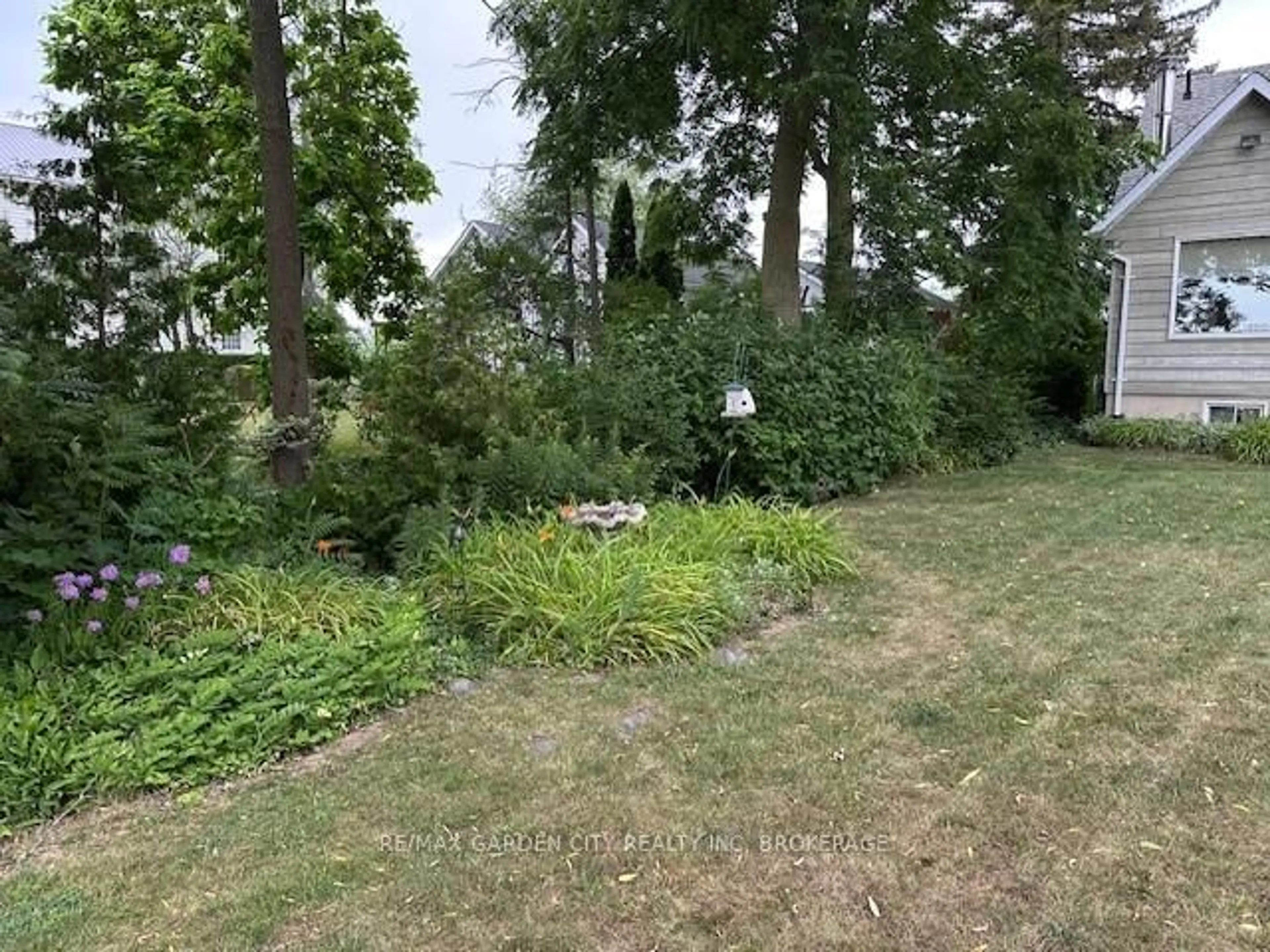 A pic from outside/outdoor area/front of a property/back of a property/a pic from drone, forest/trees view for 7 Marlatts Rd, Thorold Ontario L2V 1M9