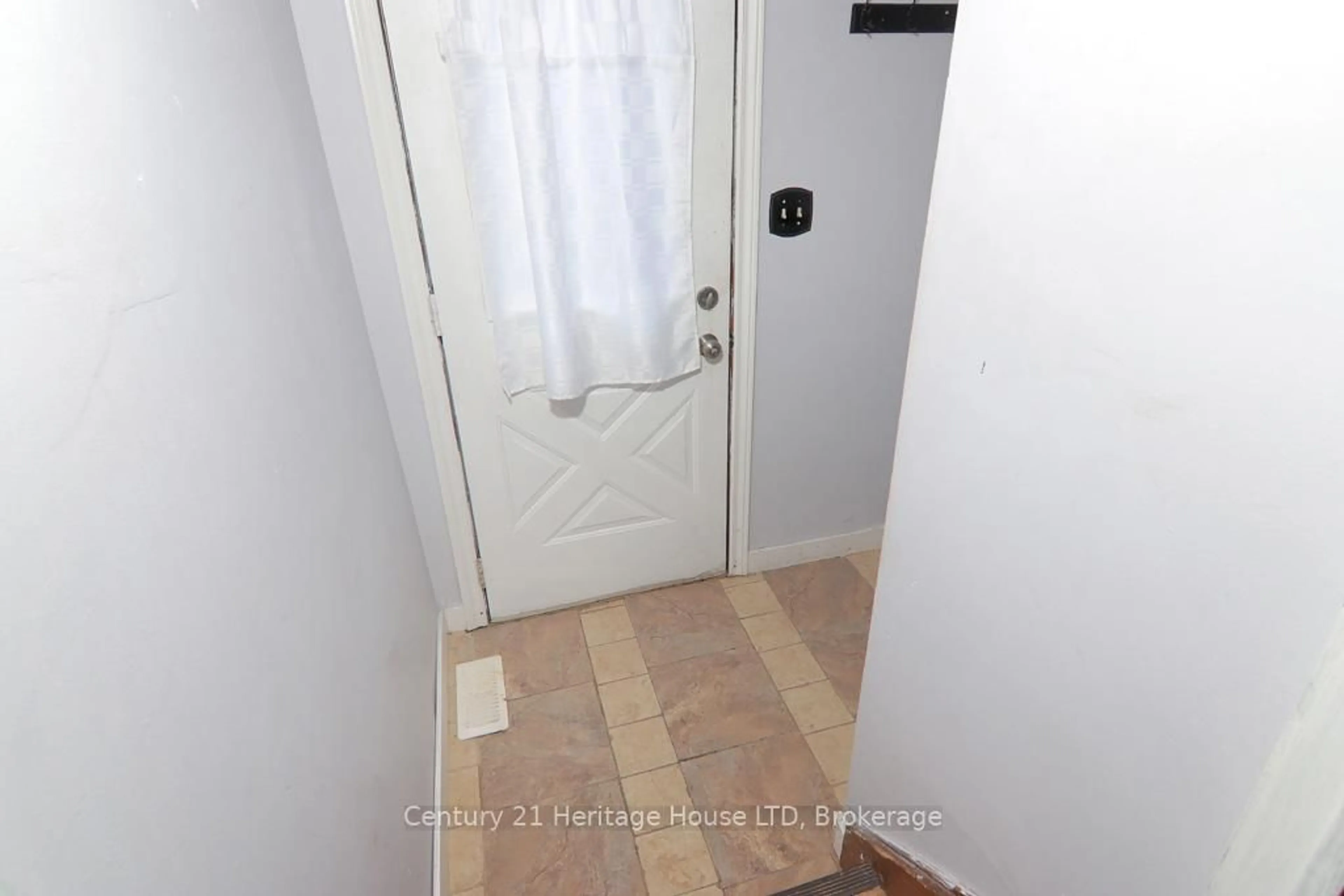 Indoor entryway for 104 Tupper Dr, Thorold Ontario L2V 4C8