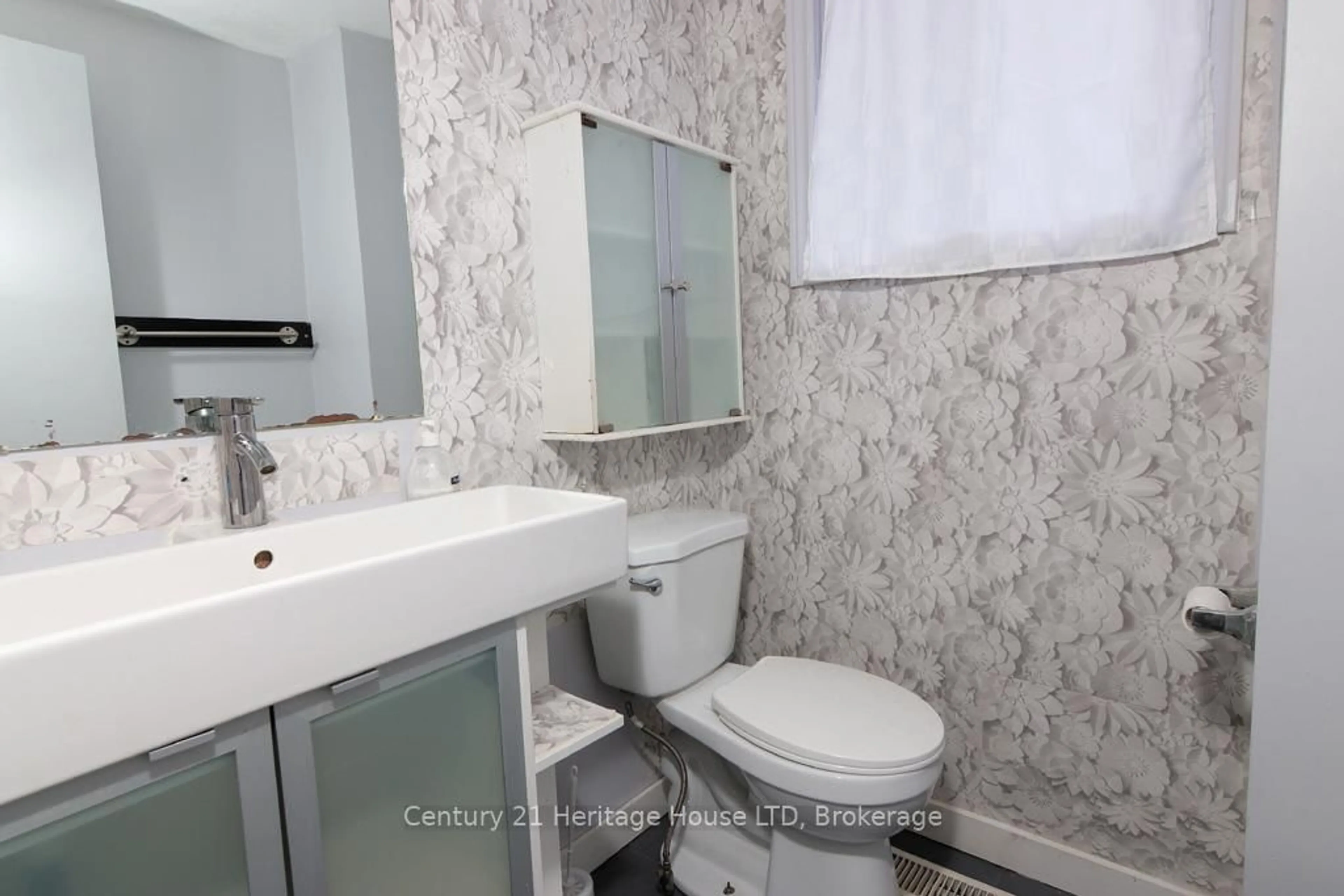 Standard bathroom, ceramic/tile floor for 104 Tupper Dr, Thorold Ontario L2V 4C8