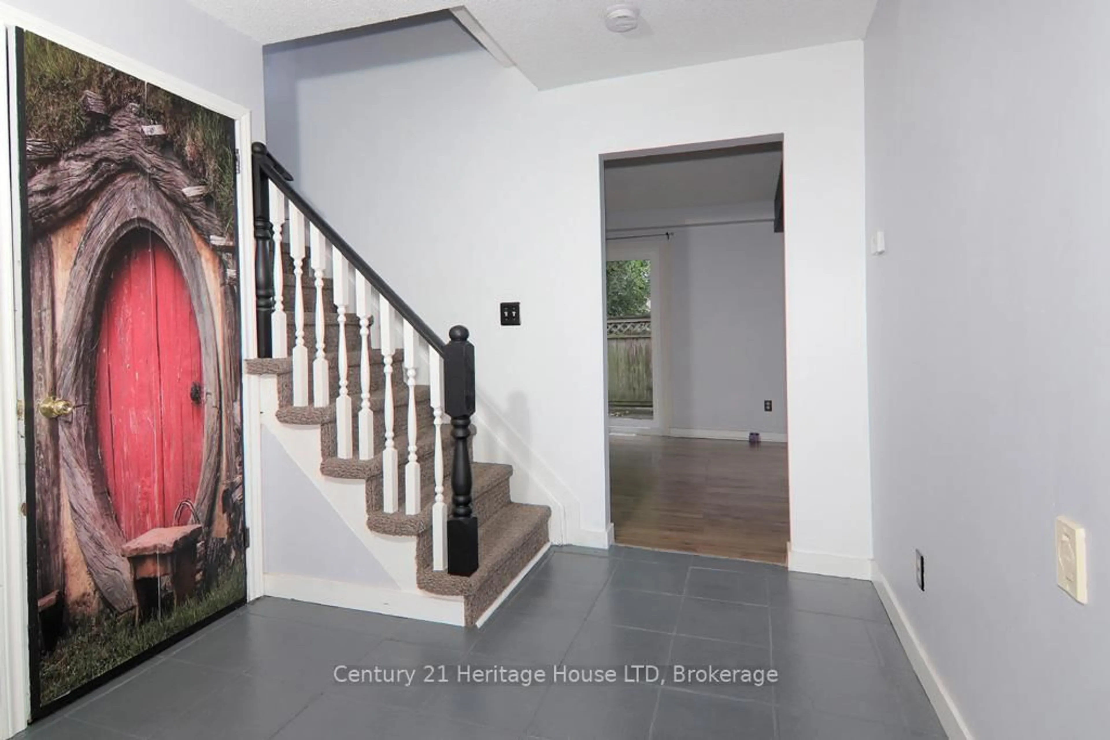 Indoor foyer for 104 Tupper Dr, Thorold Ontario L2V 4C8
