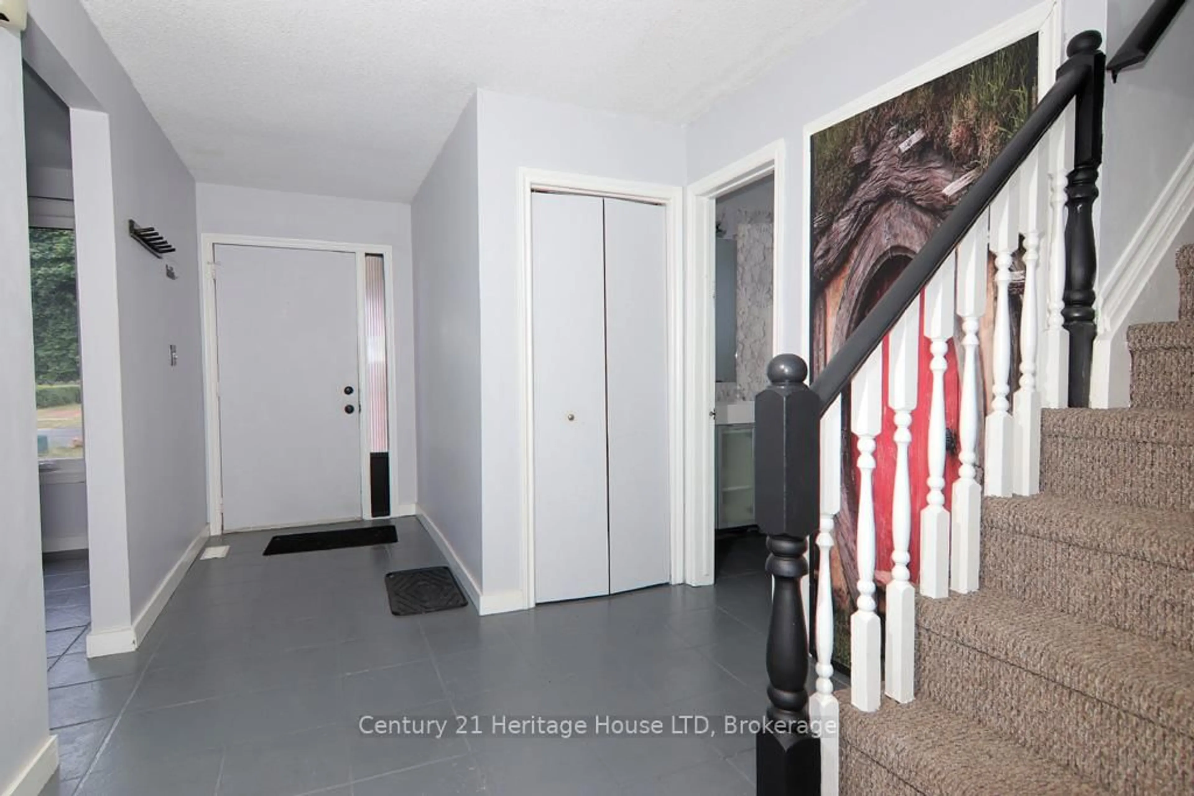 Indoor entryway for 104 Tupper Dr, Thorold Ontario L2V 4C8