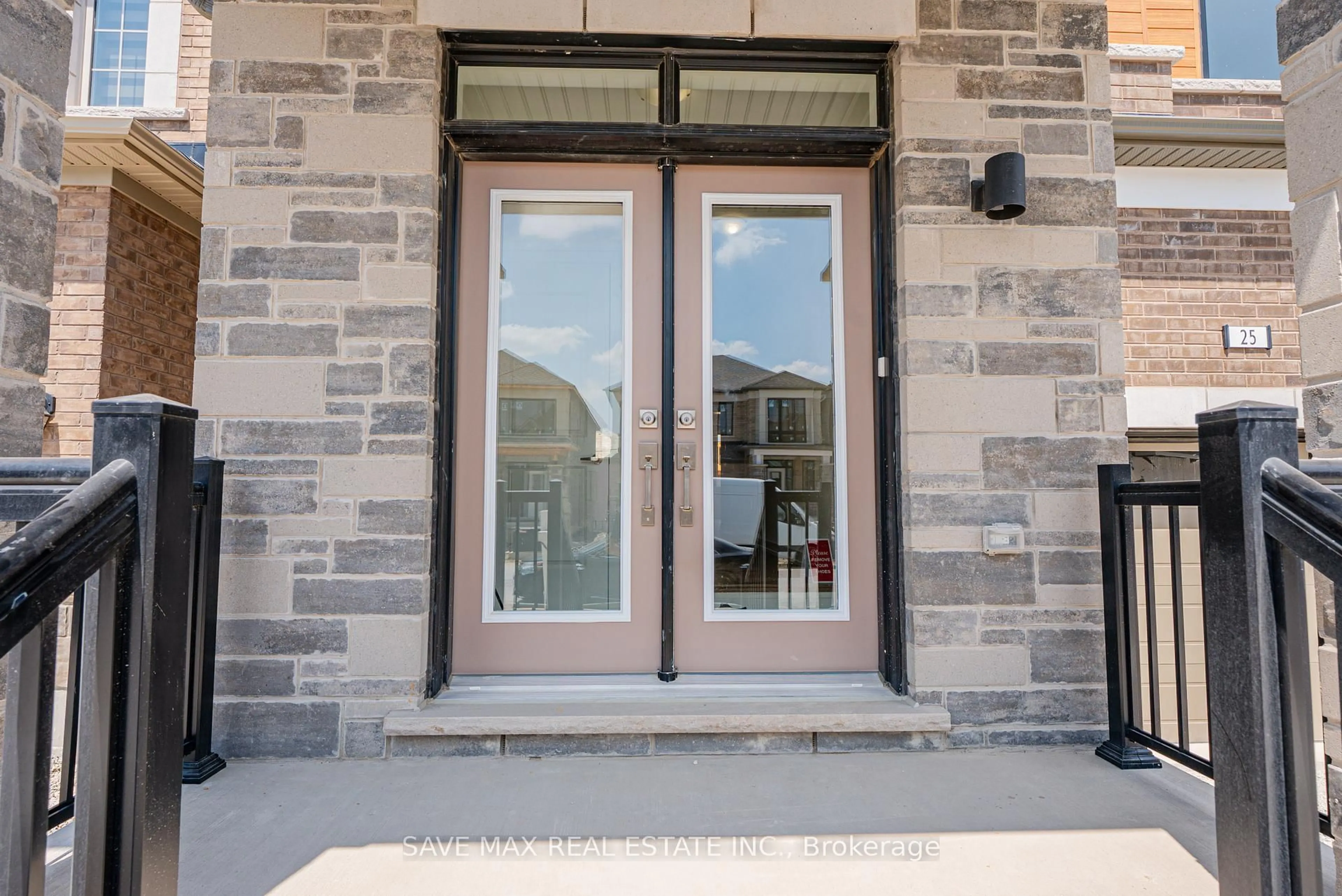 Indoor entryway for 25 Stanley Leitch Dr, Erin Ontario N0B 1T0