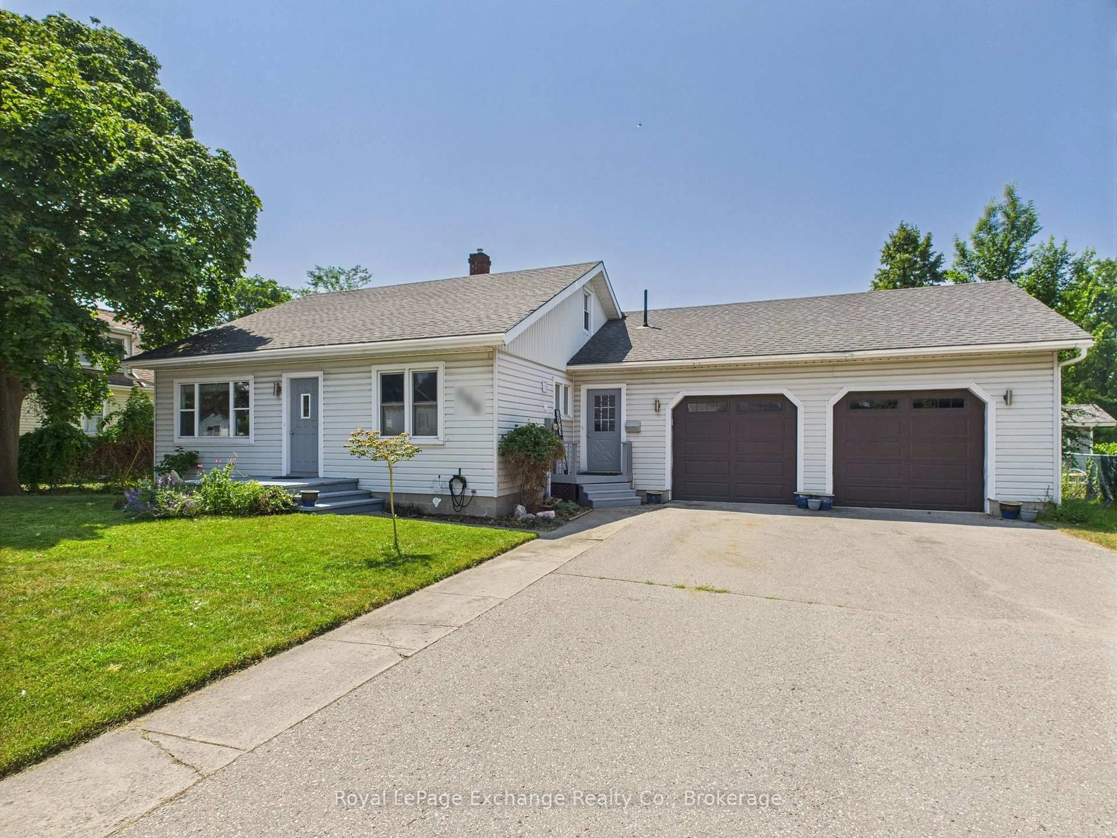 Home with vinyl exterior material, street for 152 Bayfield Rd, Goderich Ontario N7A 3G3